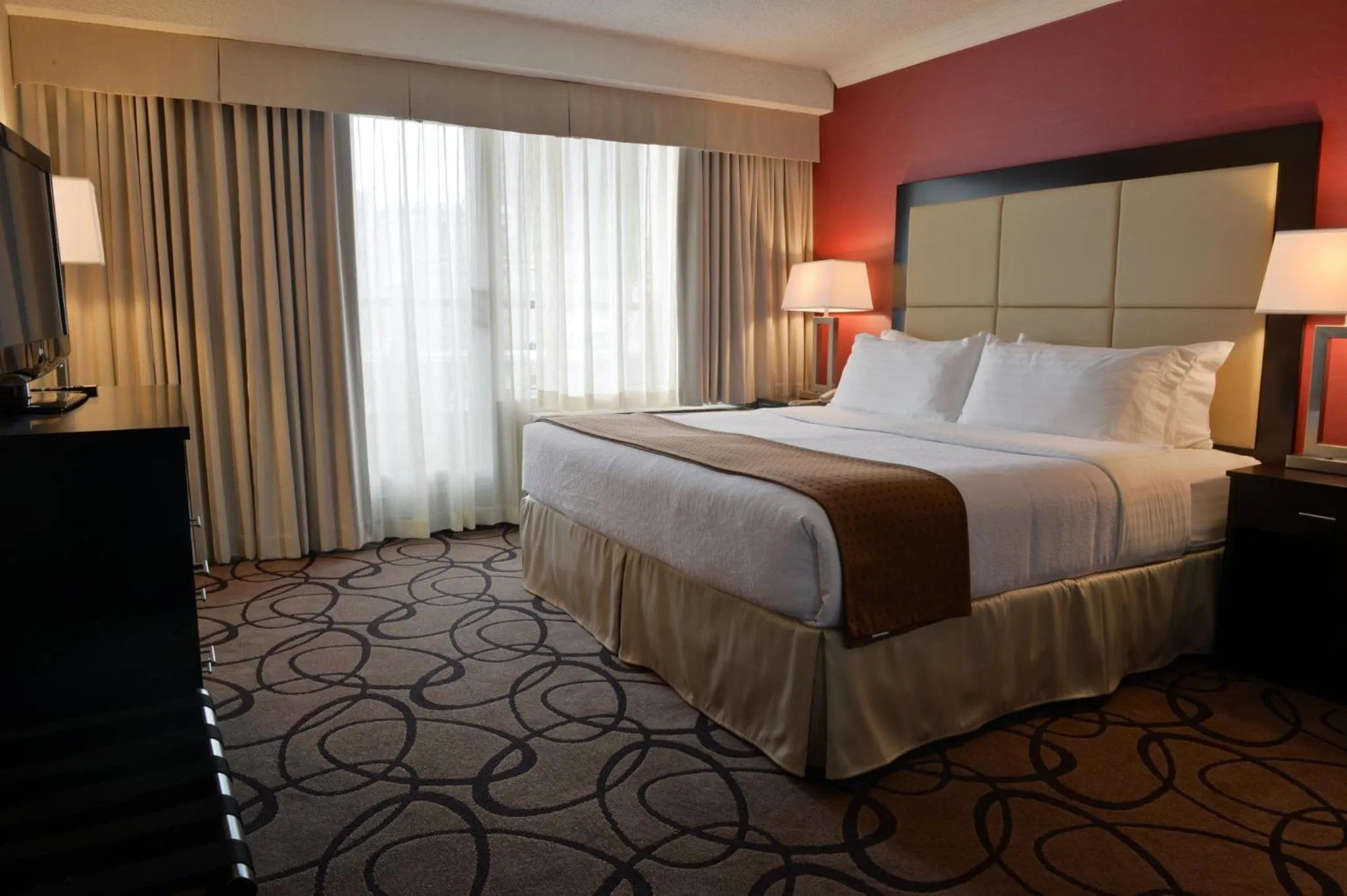 Photo of the whole room, Bed in Holiday Inn Montreal Centre Ville Downtown by IHG