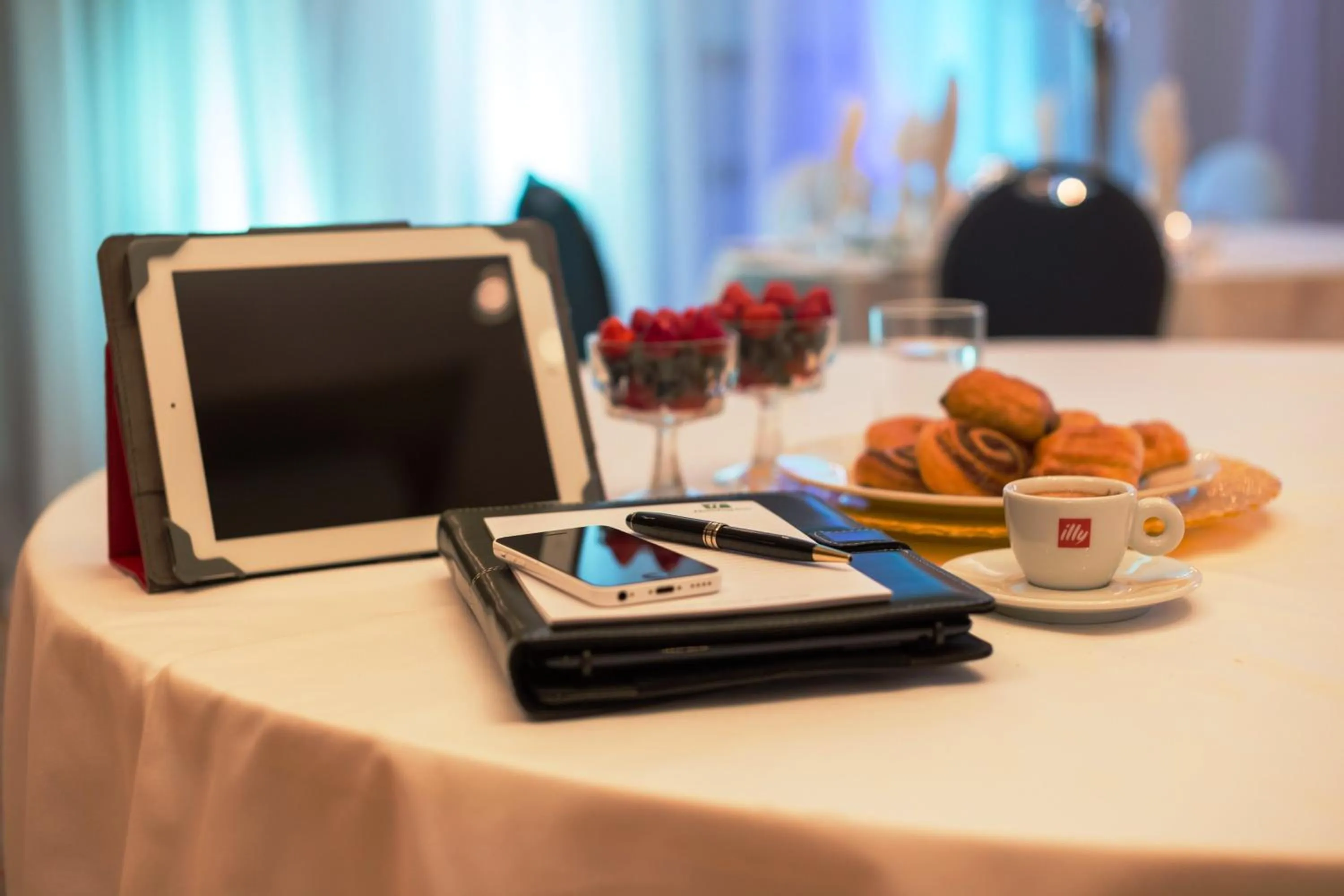 Meeting/conference room in Holiday Inn Montreal Centre Ville Downtown by IHG