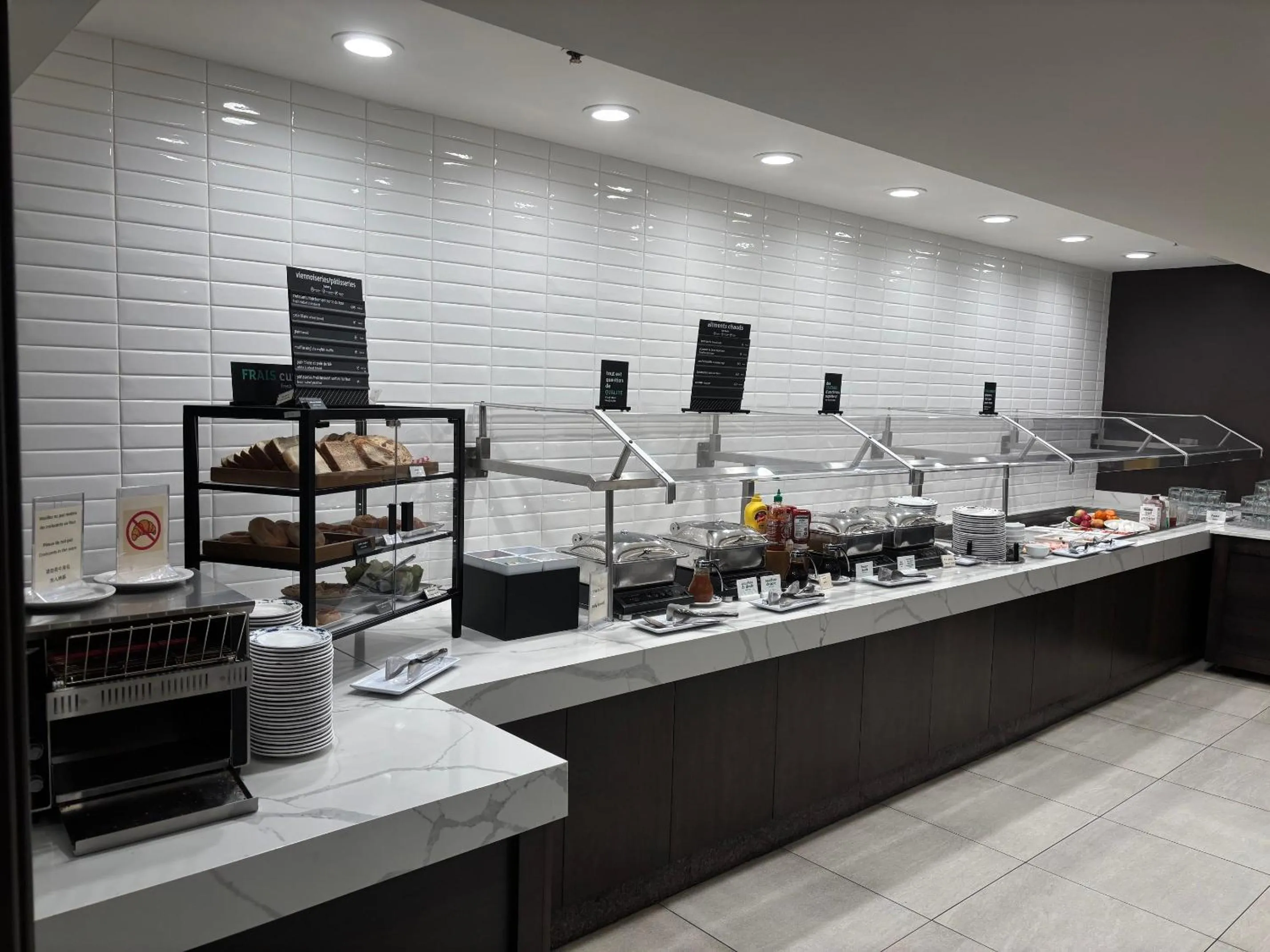 Breakfast in Holiday Inn Montreal Centre Ville Downtown by IHG