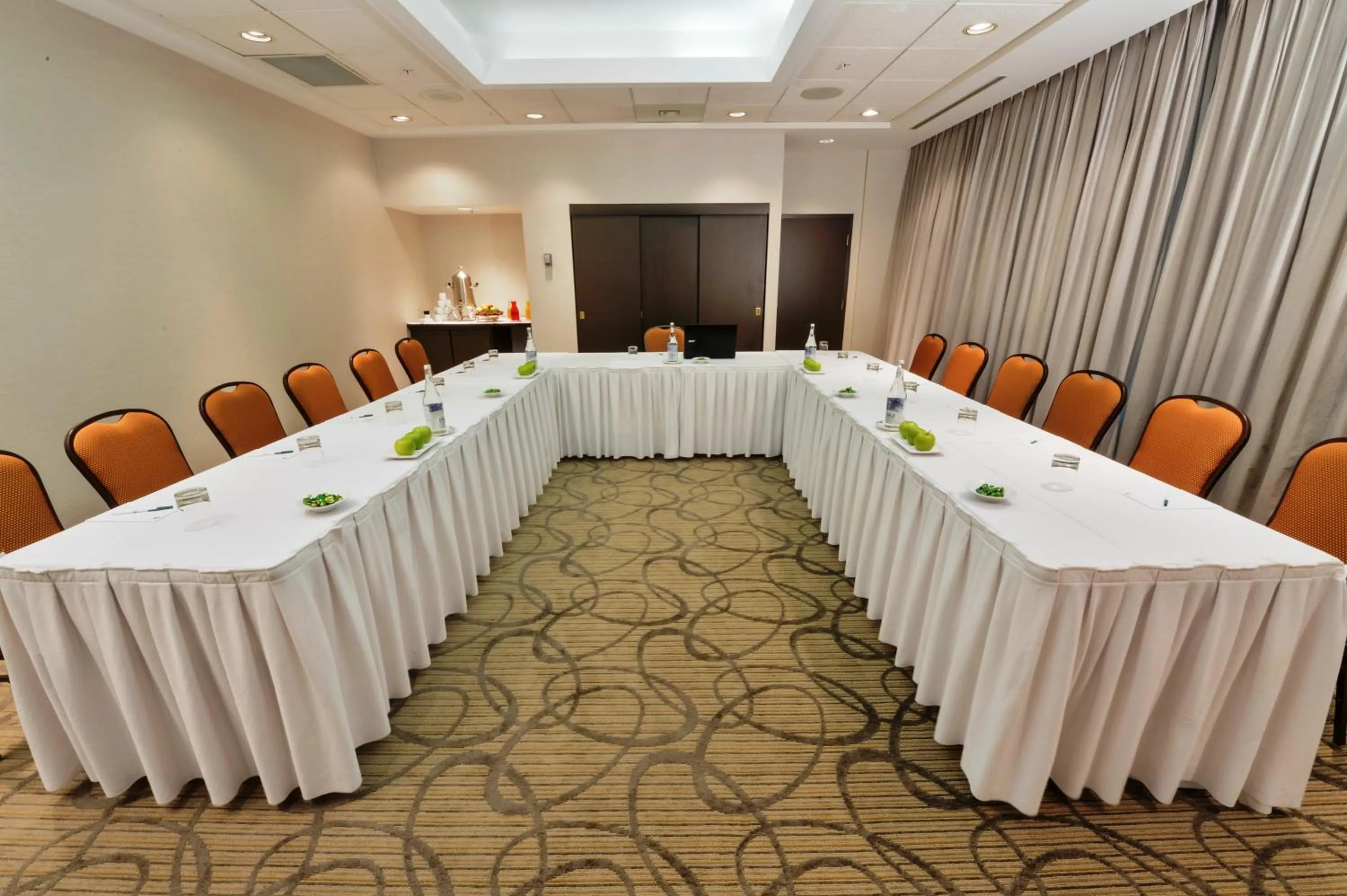 Meeting/conference room in Holiday Inn Montreal Centre Ville Downtown by IHG