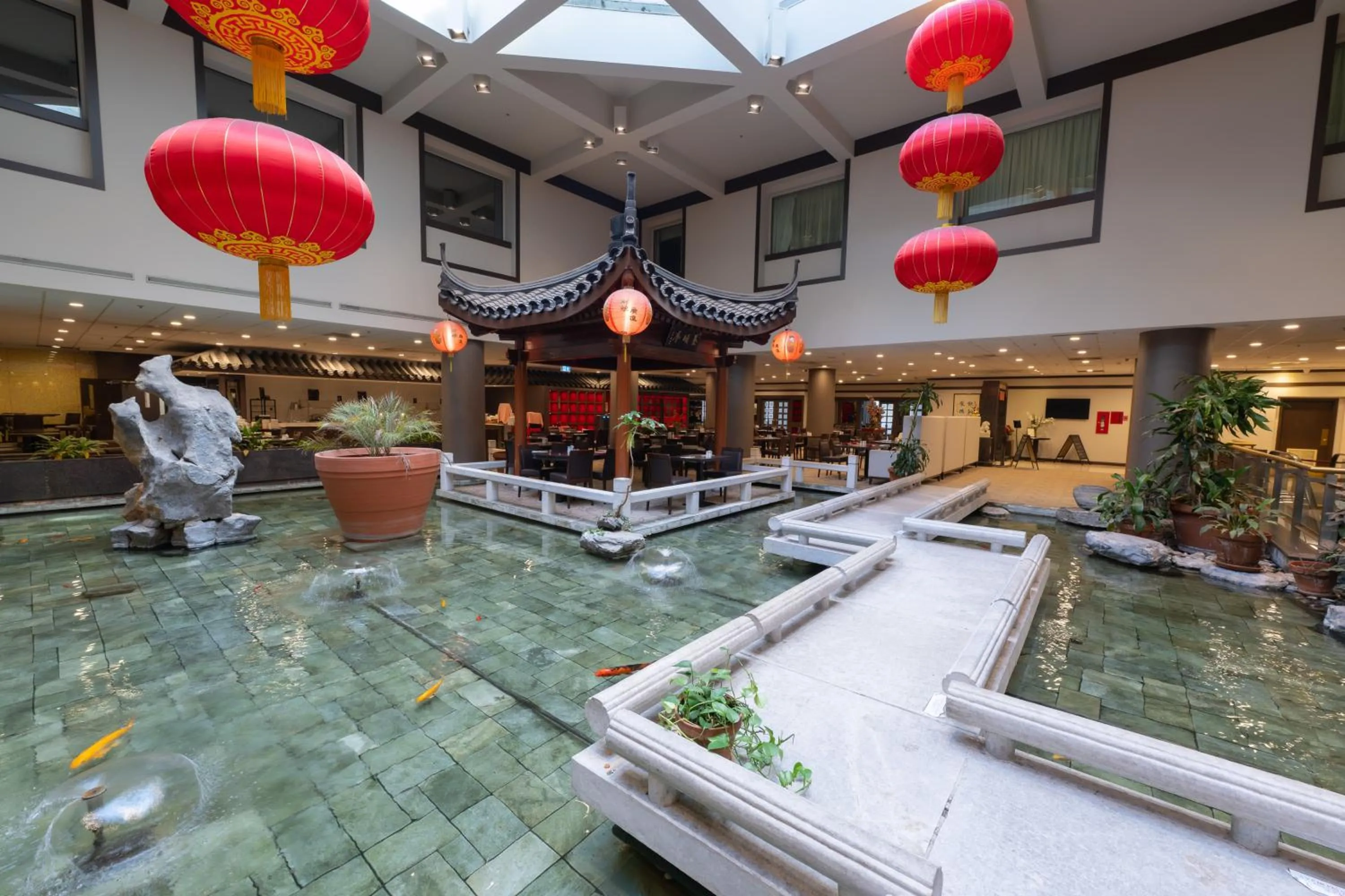 Restaurant/places to eat in Holiday Inn Montreal Centre Ville Downtown by IHG