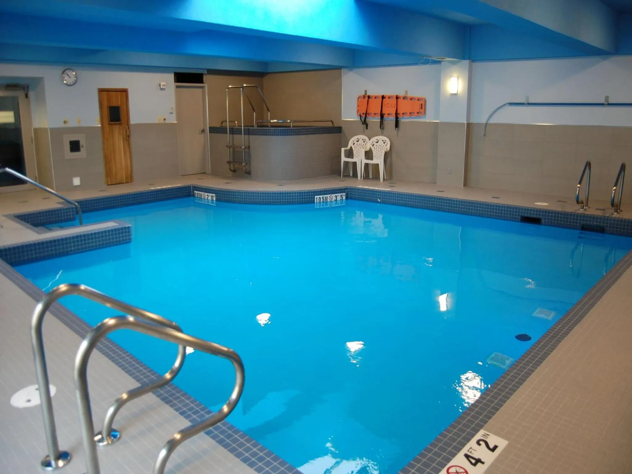Swimming pool in Holiday Inn Montreal Centre Ville Downtown by IHG