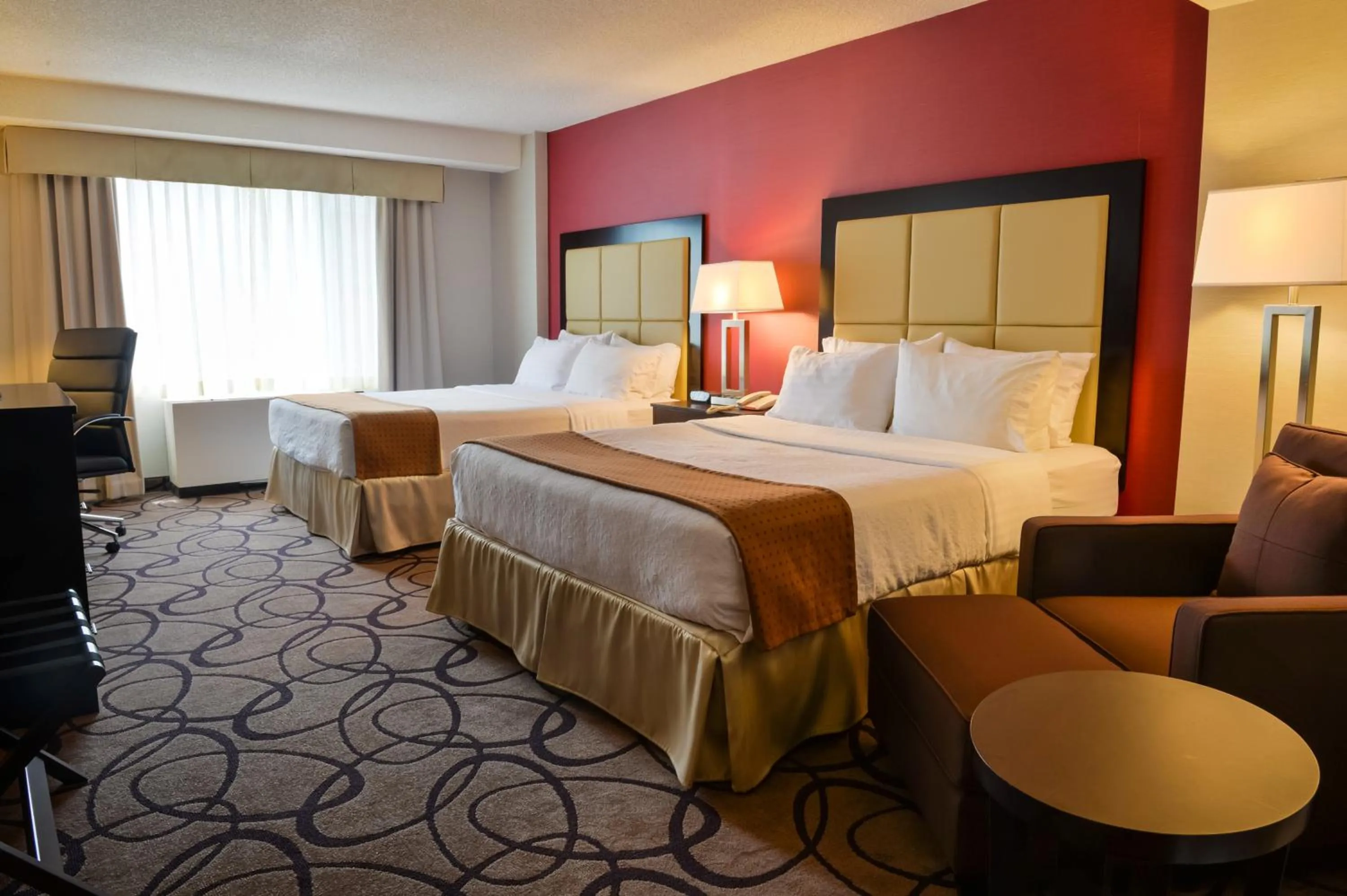 Bed in Holiday Inn Montreal Centre Ville Downtown by IHG