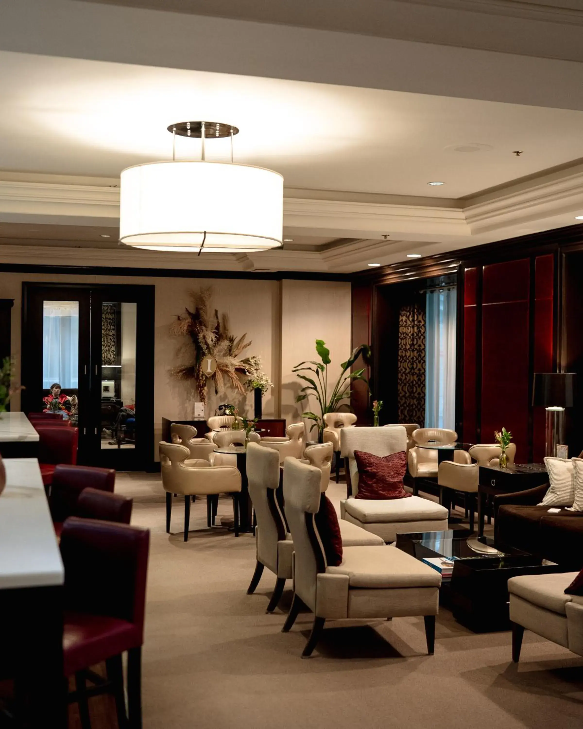 Lounge or bar in InterContinental Montreal by IHG Lounge or bar in InterContinental Montreal by IHG