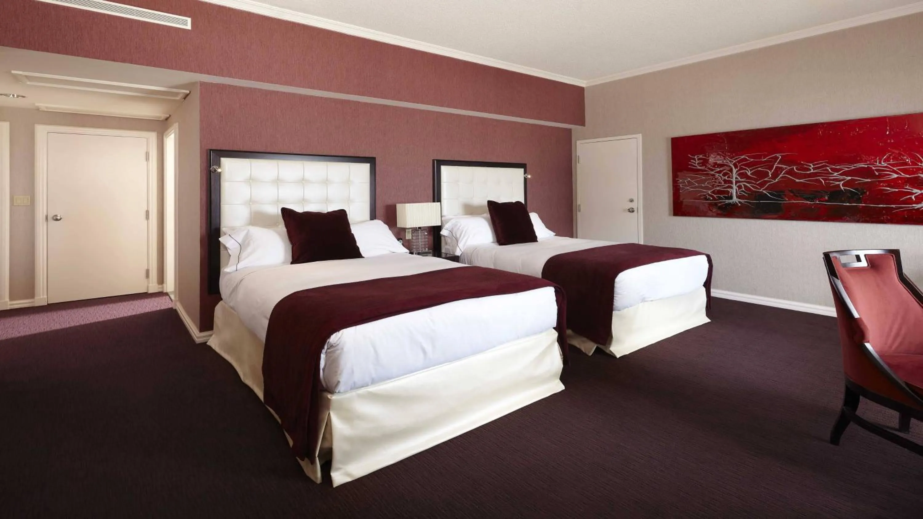 Photo of the whole room, Bed in InterContinental Montreal by IHG
