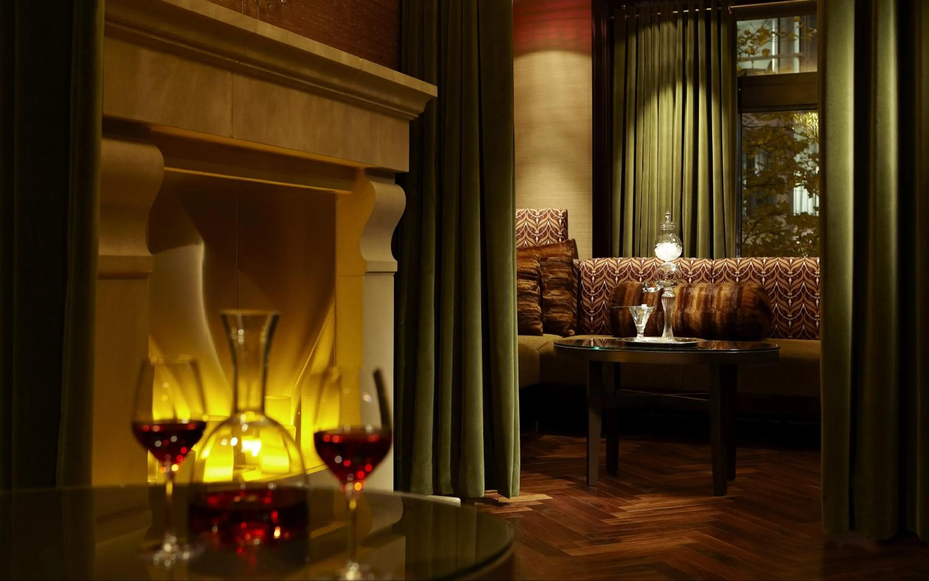 Lounge or bar in InterContinental Montreal by IHG