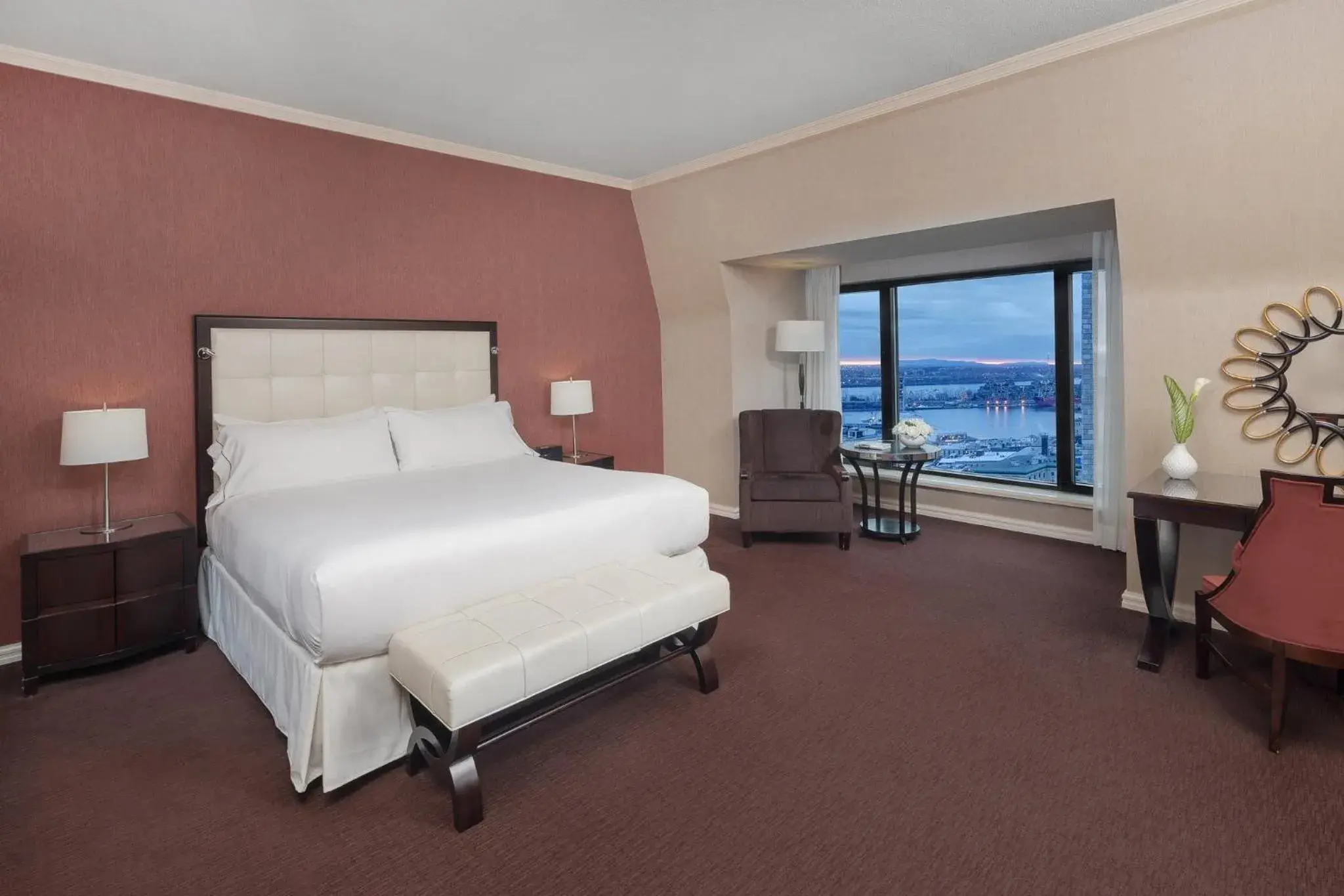 Photo of the whole room, Bed in InterContinental Montreal by IHG Photo of the whole room, Bed in InterContinental Montreal by IHG