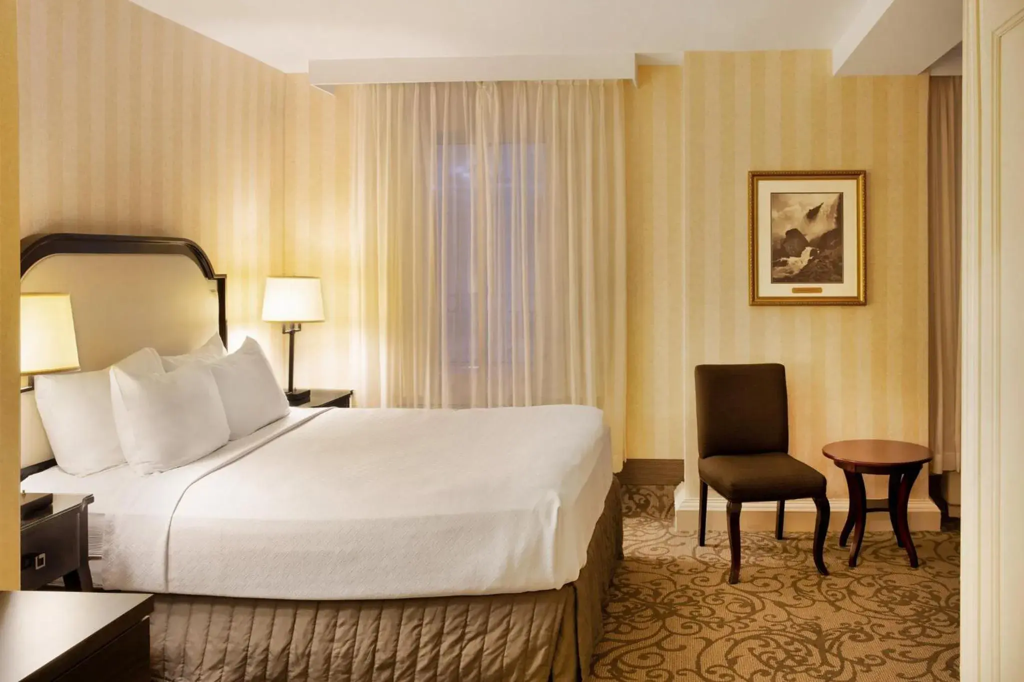 Standard Room in Crowne Plaza Hotel-Niagara Falls/Falls View, an IHG Hotel Standard Room in Crowne Plaza Hotel-Niagara Falls/Falls View, an IHG Hotel