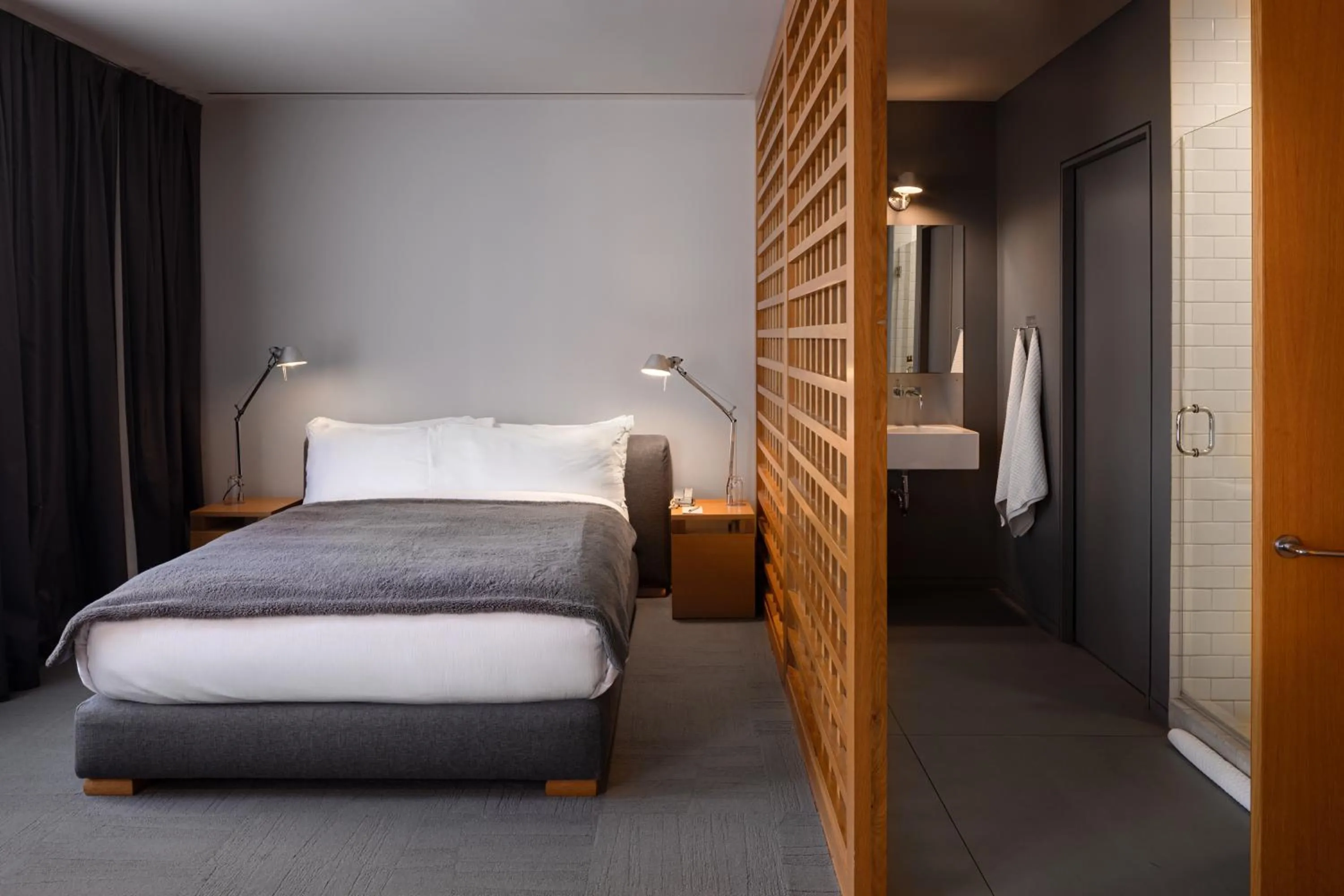 Shower, Bed in Hotel Gault