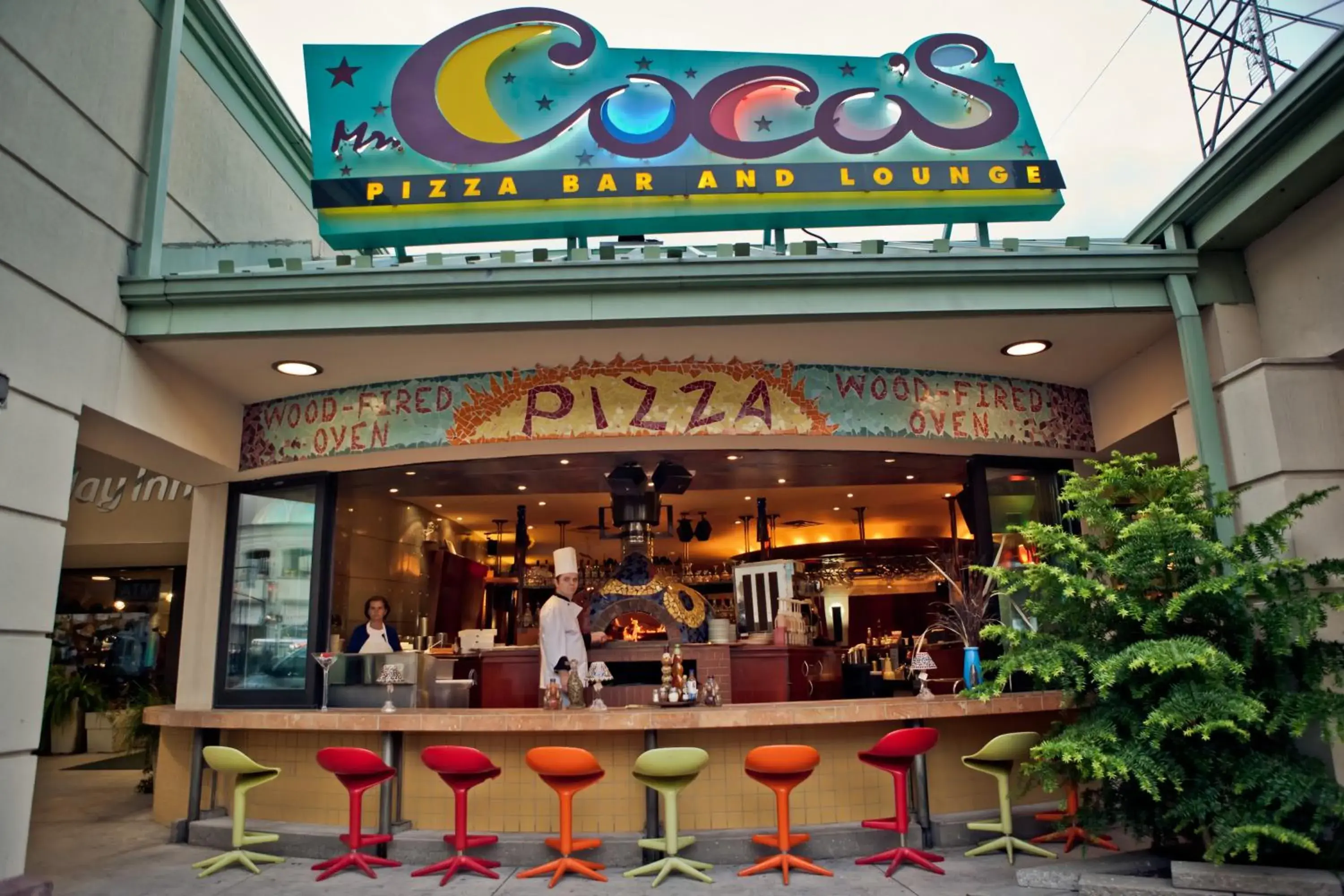 Lounge or bar in Holiday Inn Niagara Falls-By the Falls by IHG Lounge or bar in Holiday Inn Niagara Falls-By the Falls by IHG