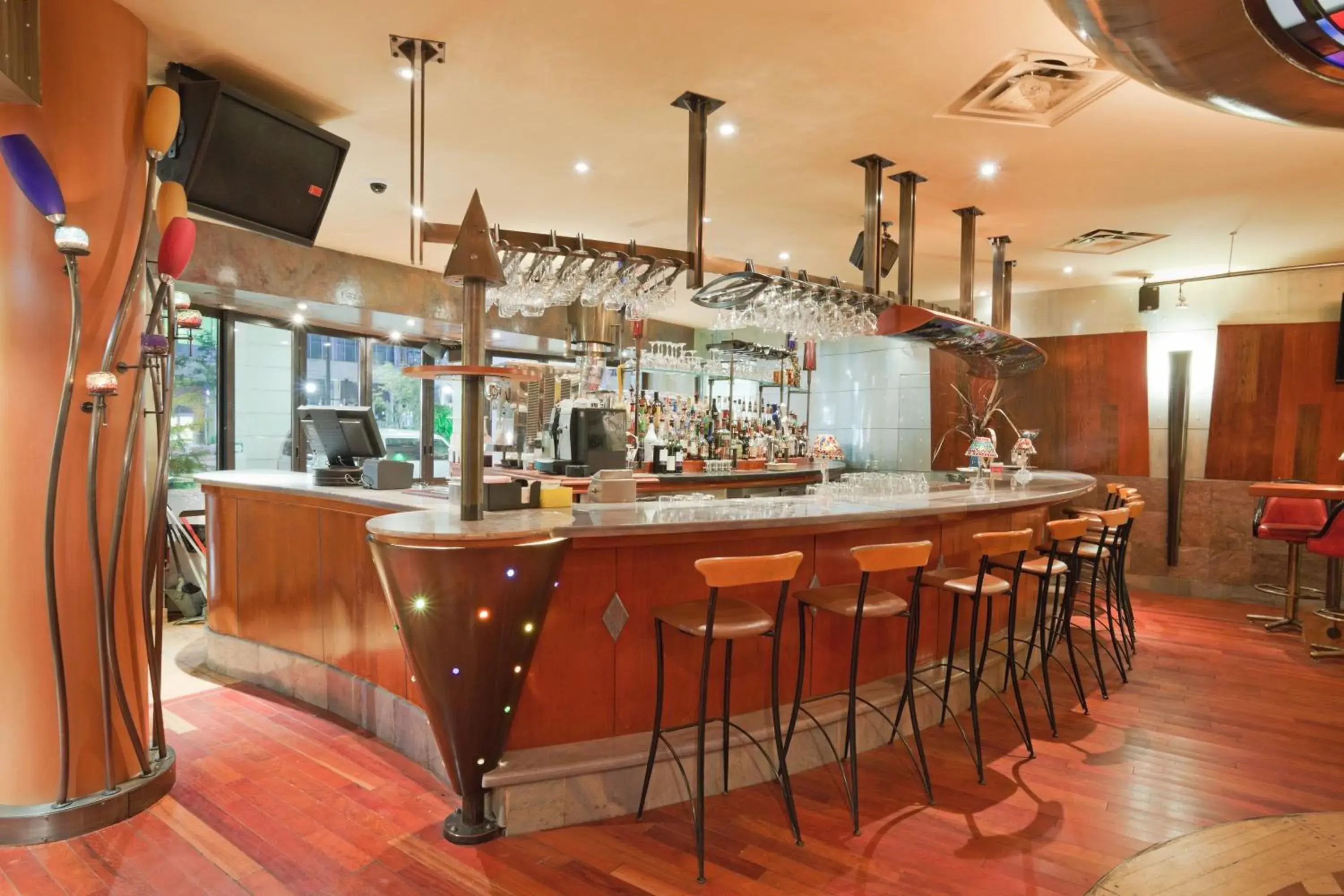 Lounge or bar in Holiday Inn Niagara Falls-By the Falls by IHG Lounge or bar in Holiday Inn Niagara Falls-By the Falls by IHG