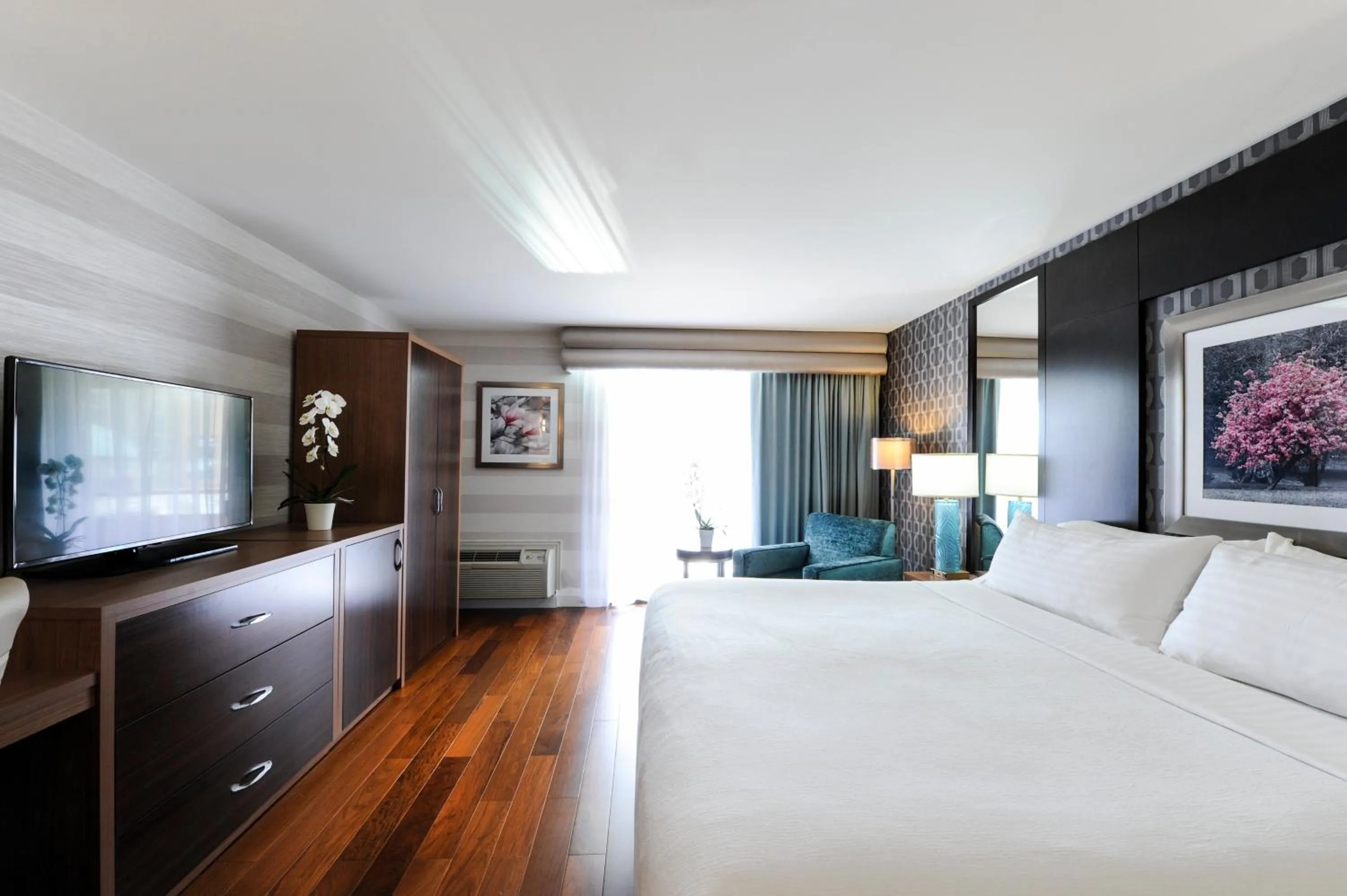 Photo of the whole room, Bed in Holiday Inn Niagara Falls-By the Falls by IHG