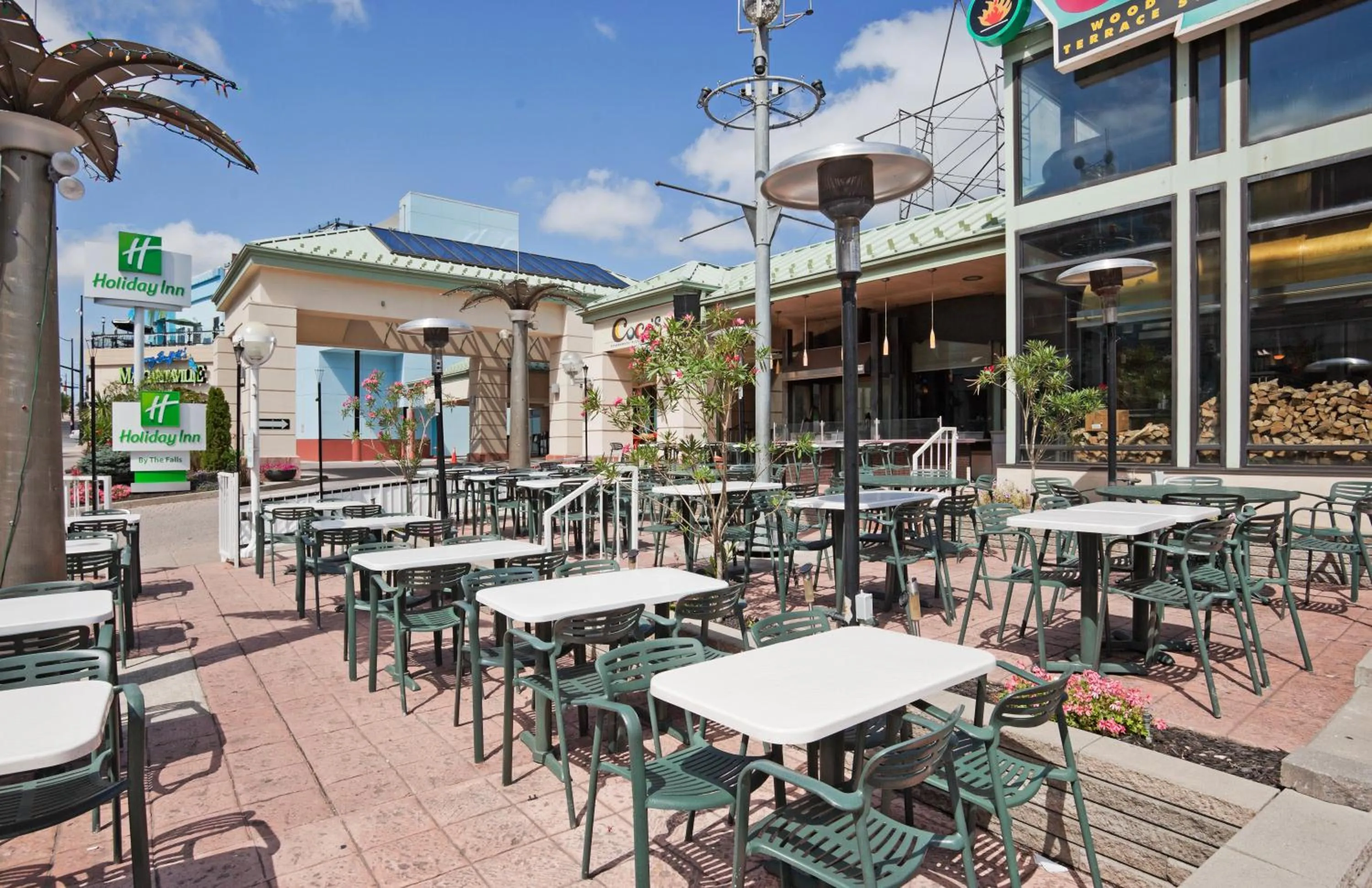 Lounge or bar in Holiday Inn Niagara Falls-By the Falls by IHG