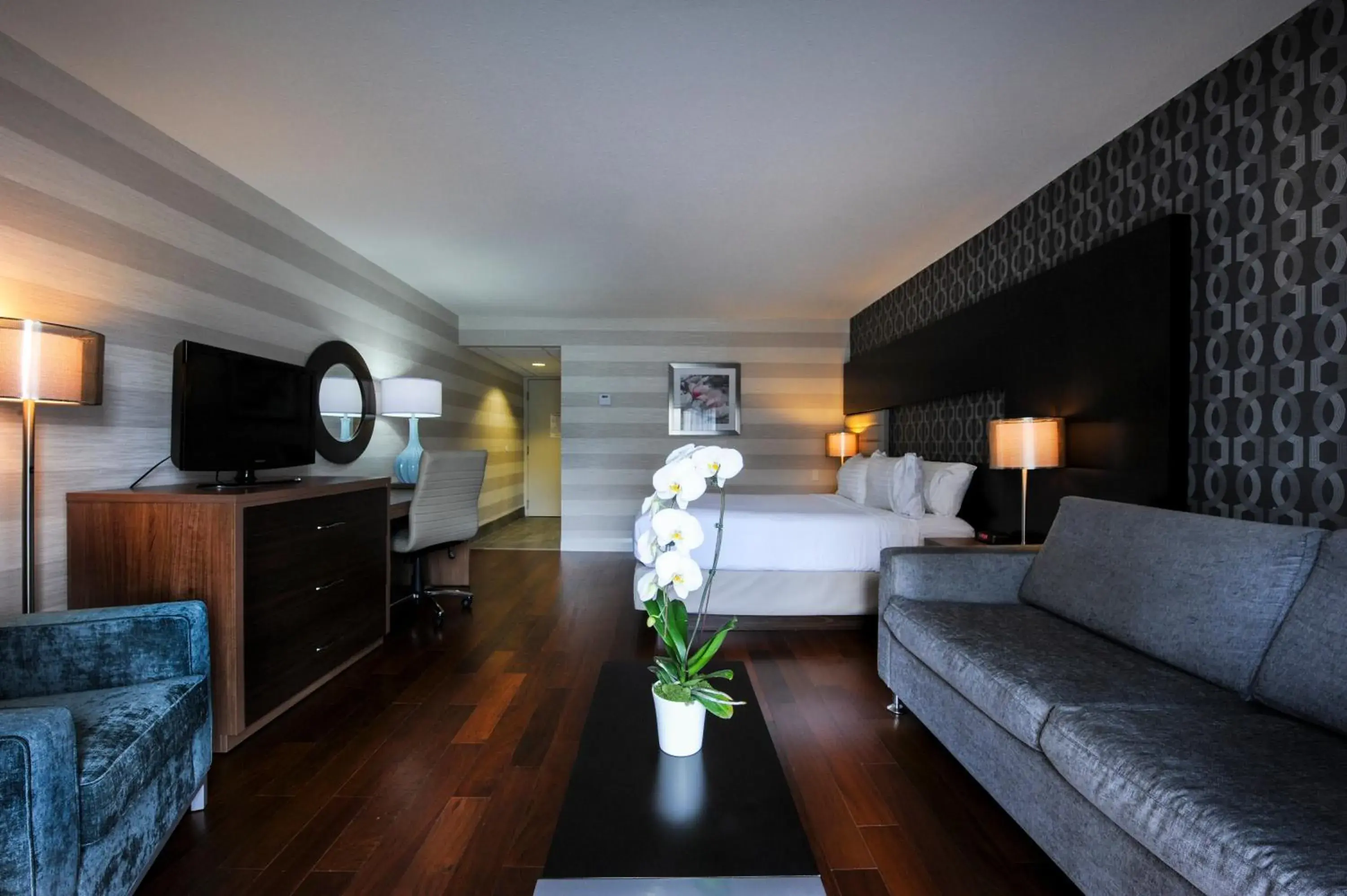 Photo of the whole room in Holiday Inn Niagara Falls-By the Falls by IHG Photo of the whole room in Holiday Inn Niagara Falls-By the Falls by IHG