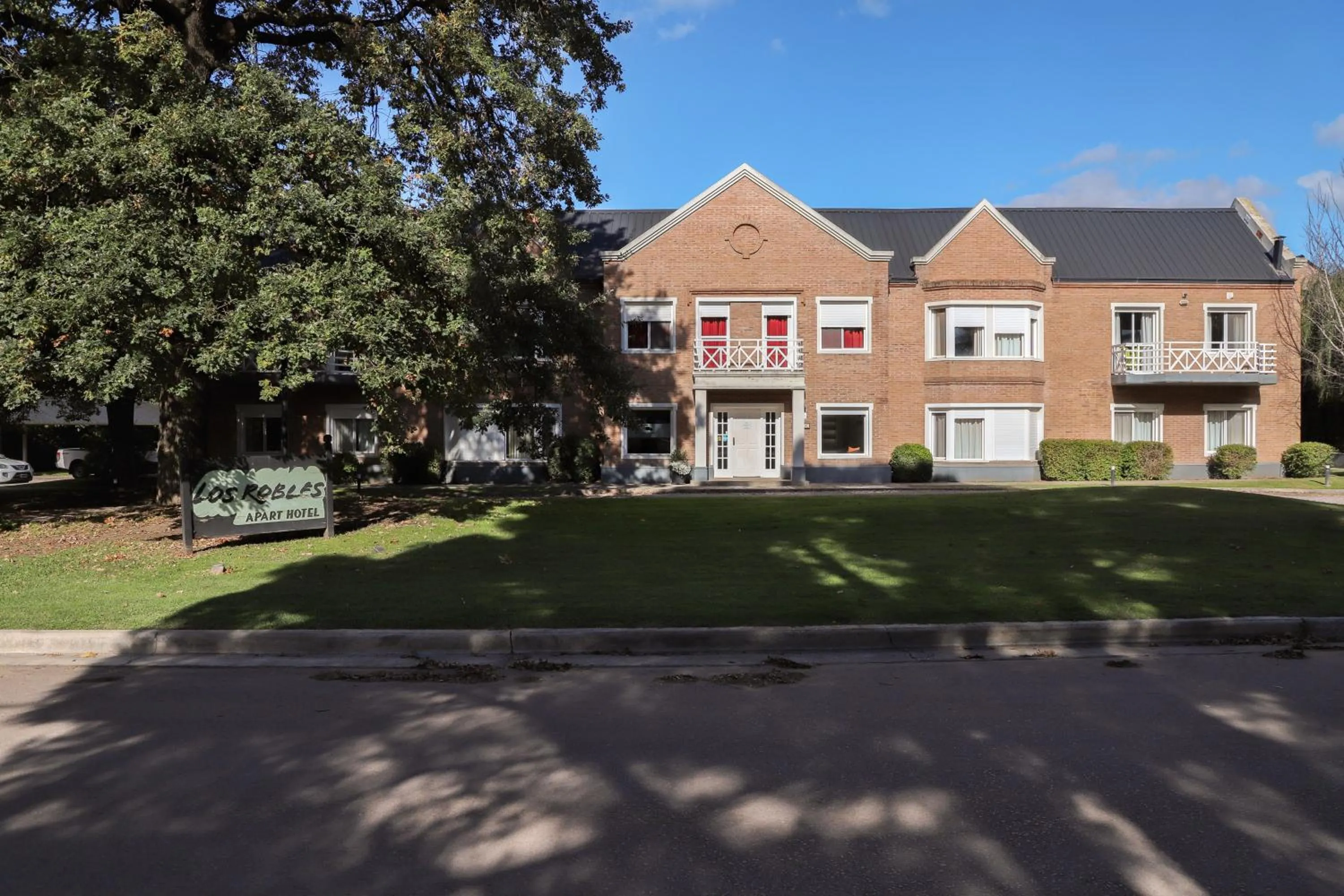 Los Robles Apart Hotel
