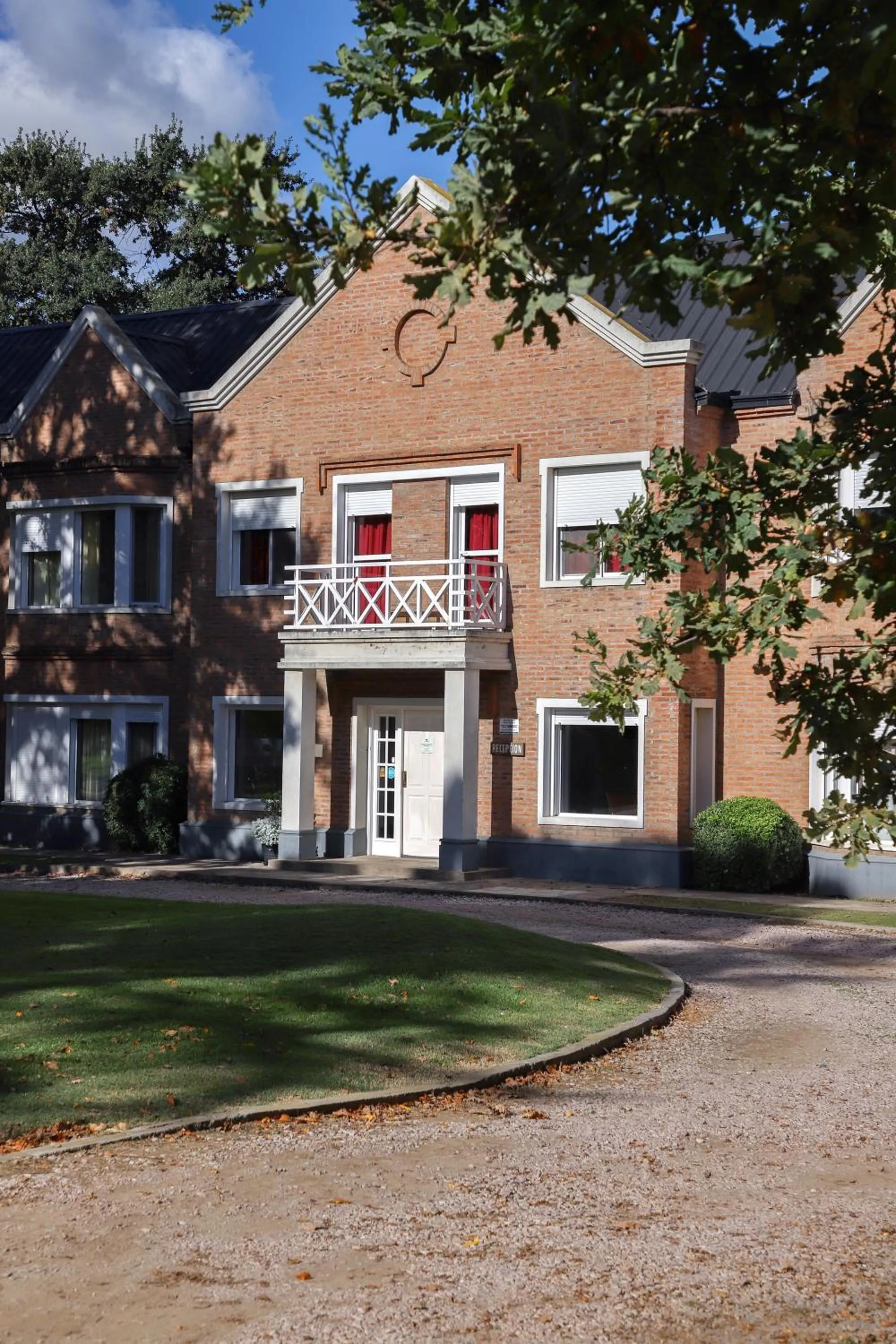 Los Robles Apart Hotel