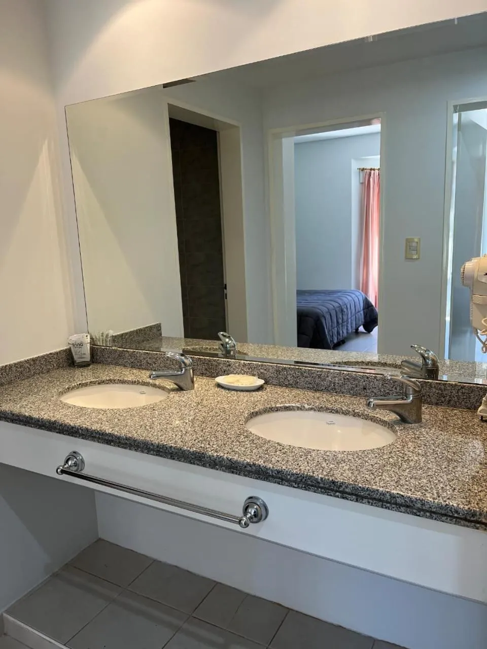 Los Robles Apart Hotel