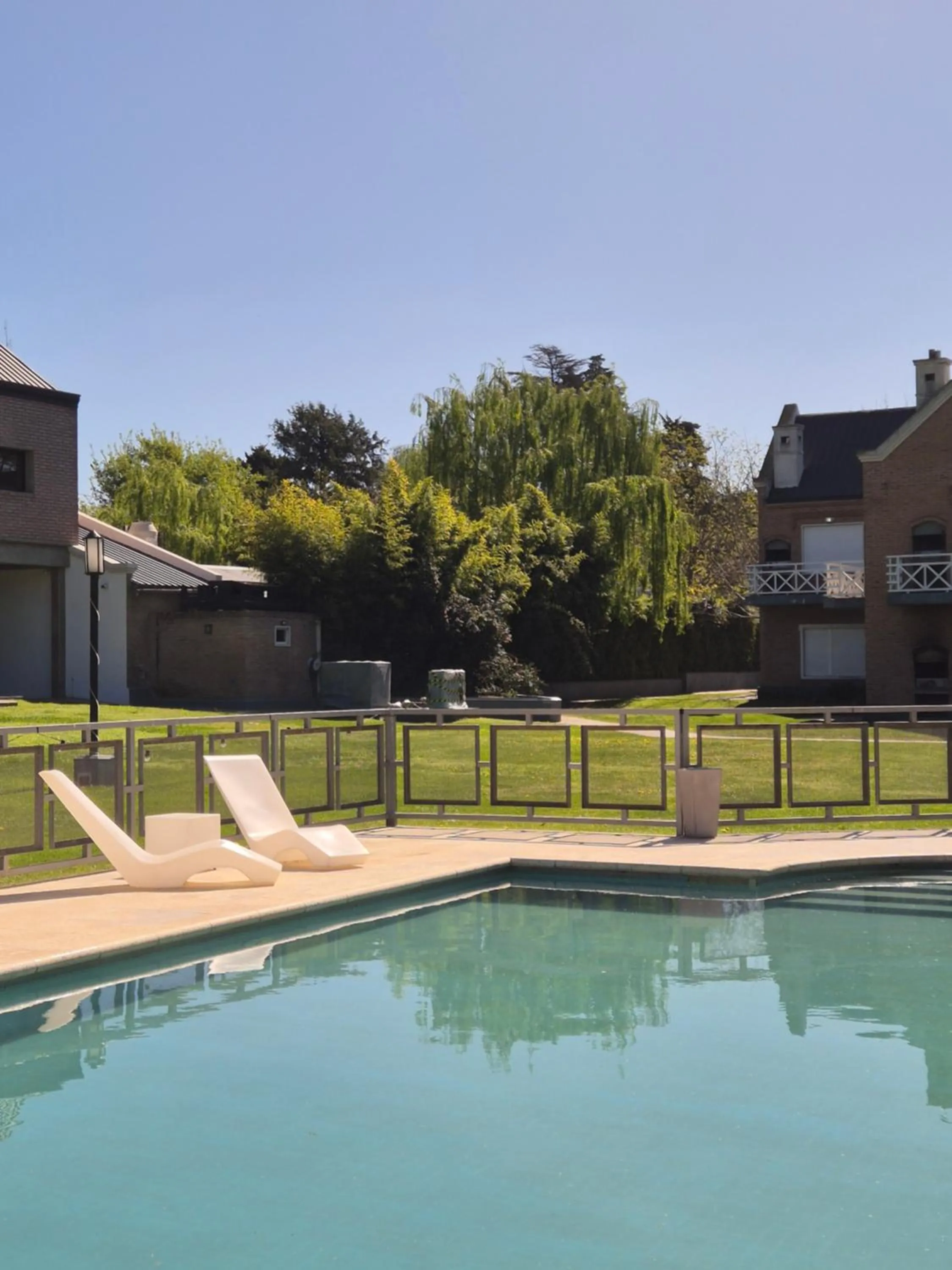 Los Robles Apart Hotel