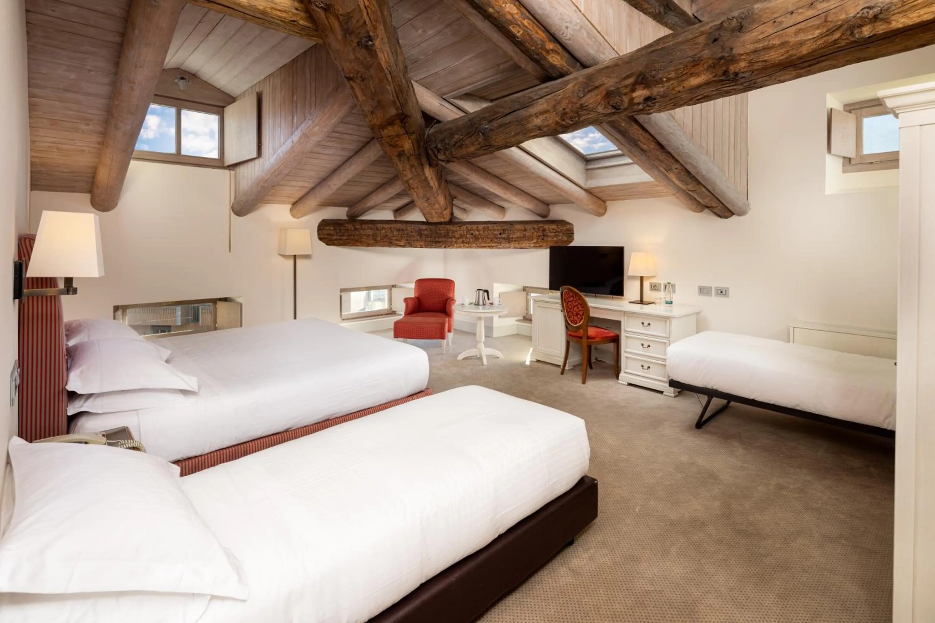 Bed in Grand Hotel della Posta, WorldHotels Distinctive