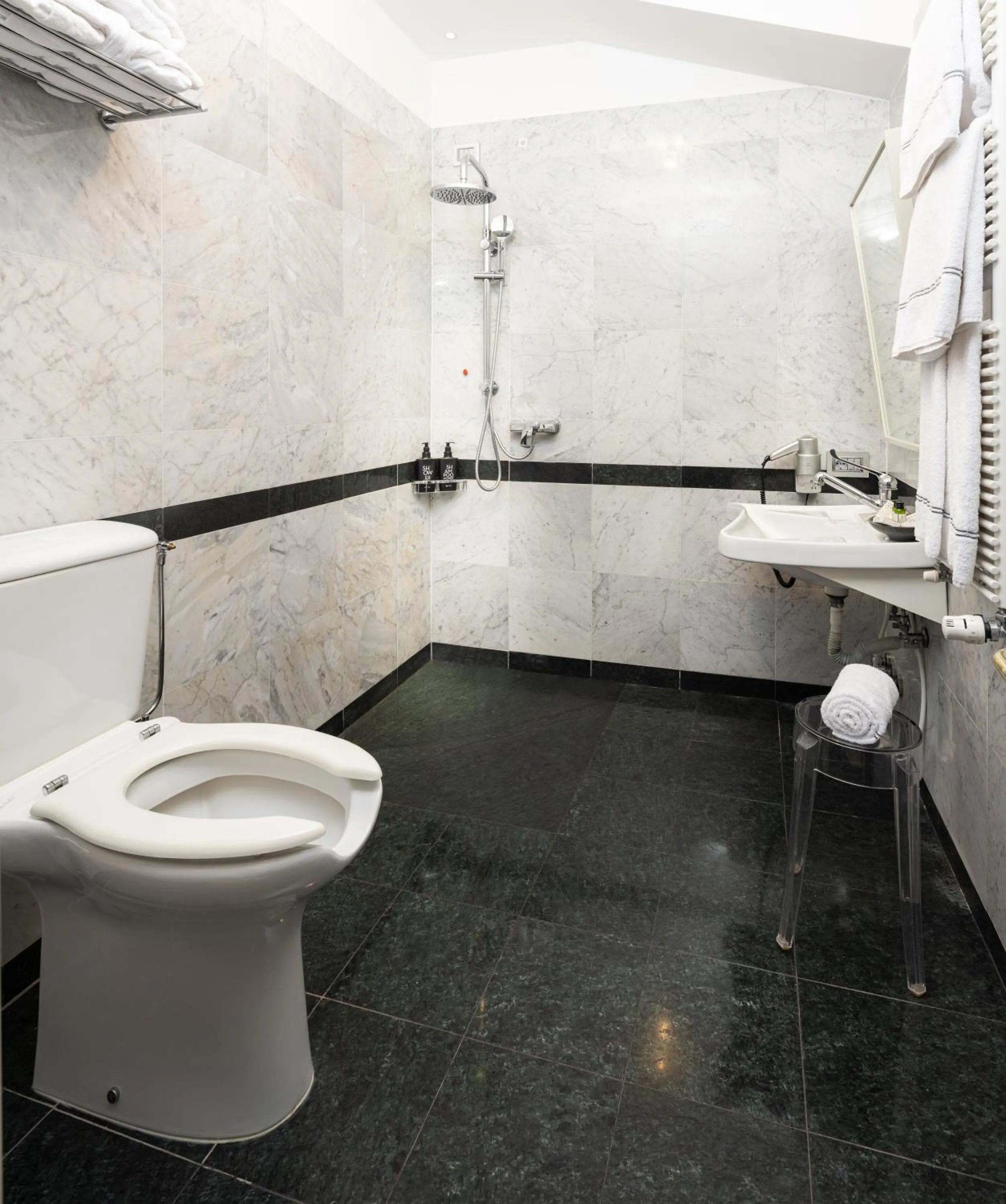 Toilet in Grand Hotel della Posta, WorldHotels Distinctive