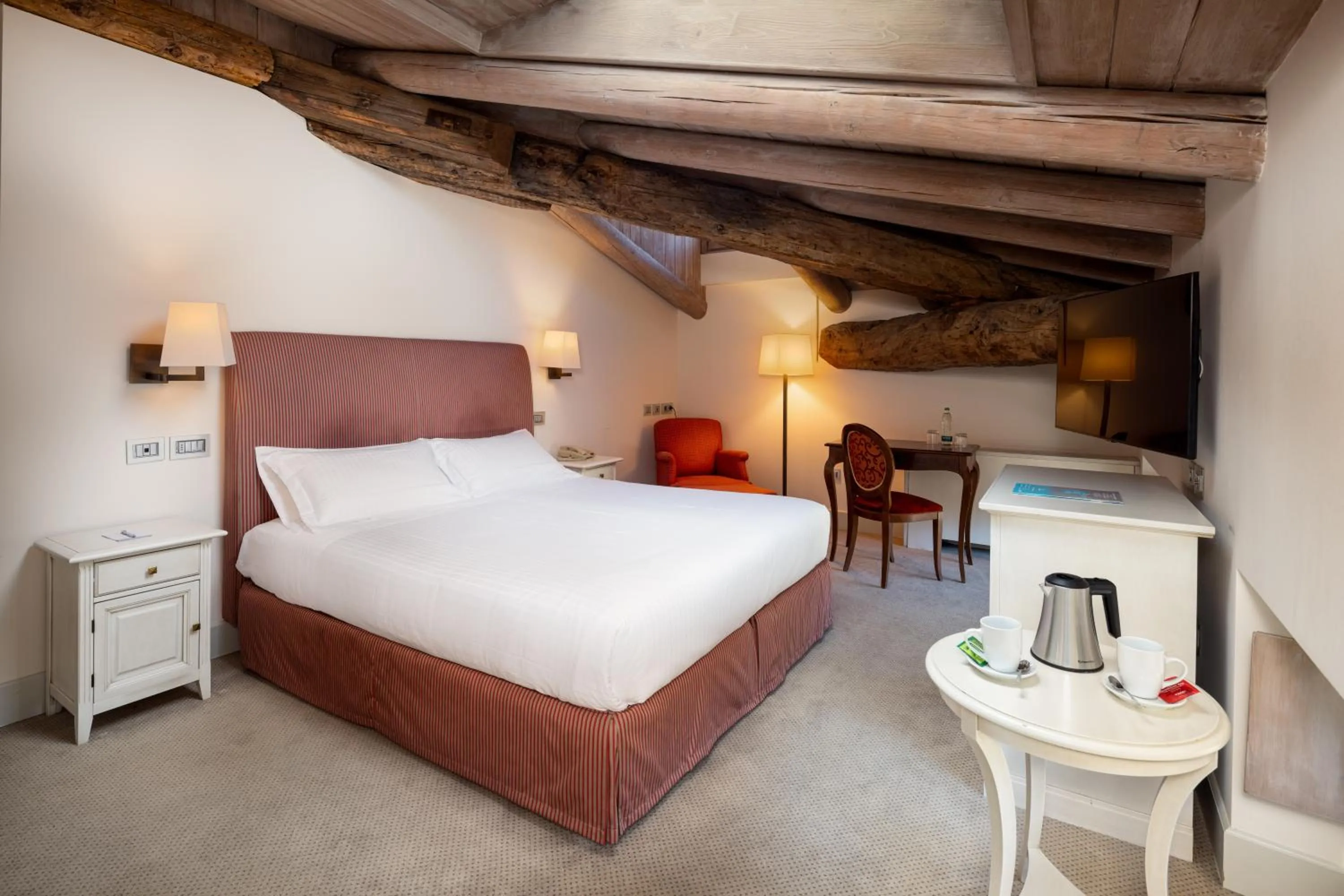 Bed in Grand Hotel della Posta, WorldHotels Distinctive