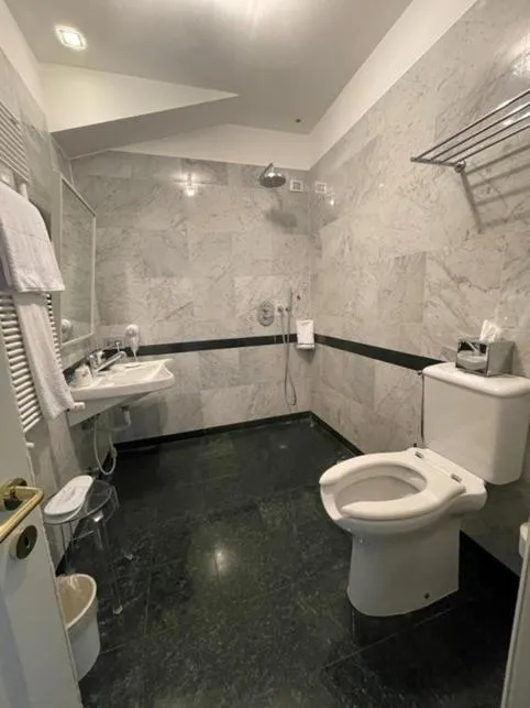 Shower in Grand Hotel della Posta, WorldHotels Distinctive