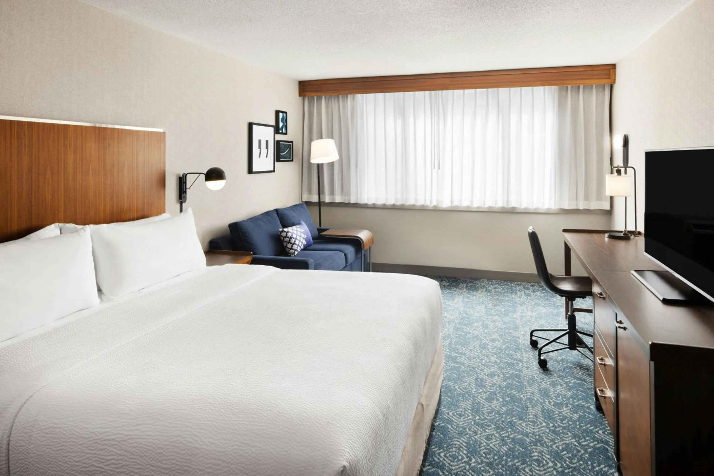 Photo of the whole room, Bed in Four Points by Sheraton Halifax