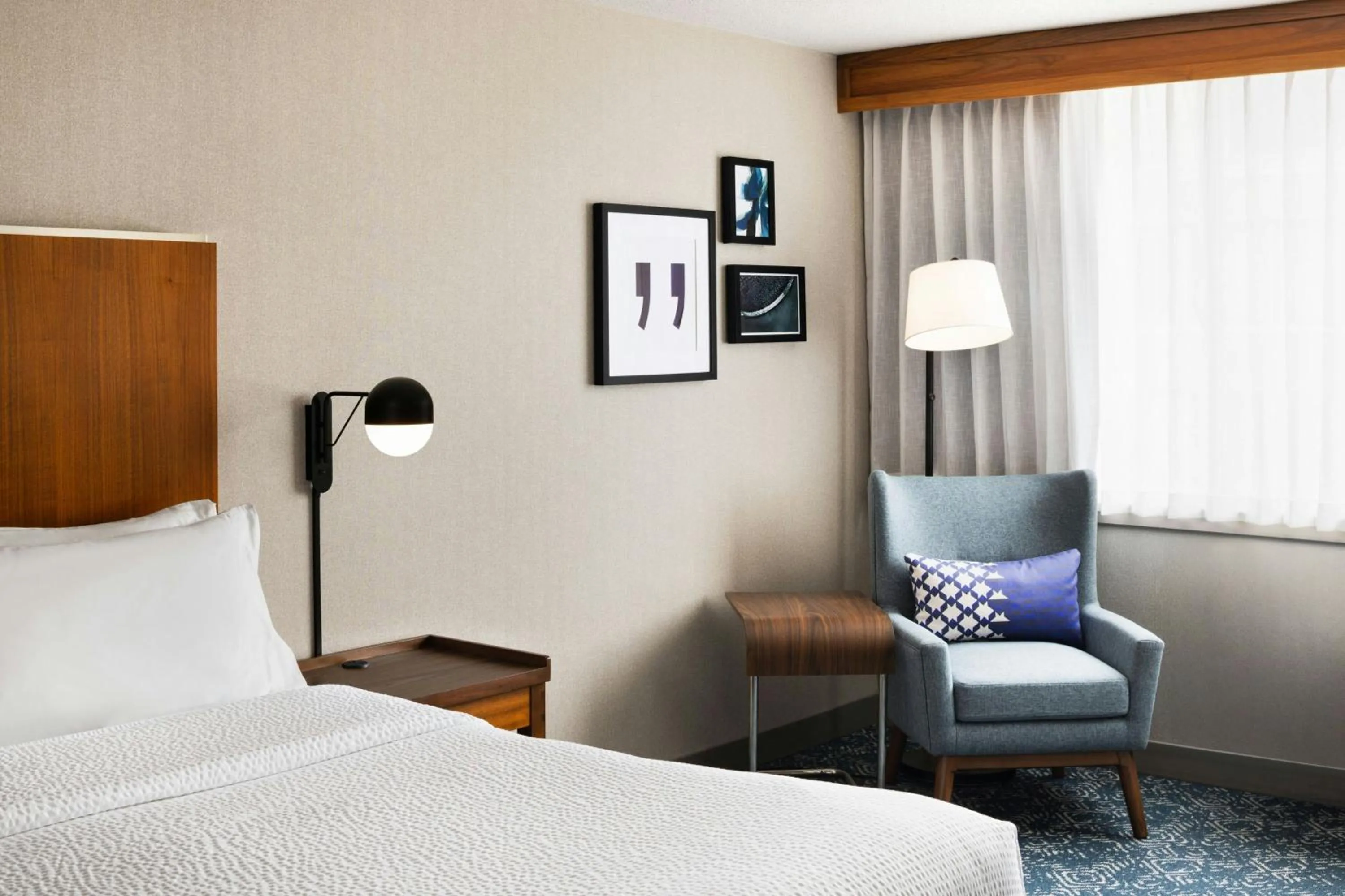 Photo of the whole room, Bed in Four Points by Sheraton Halifax