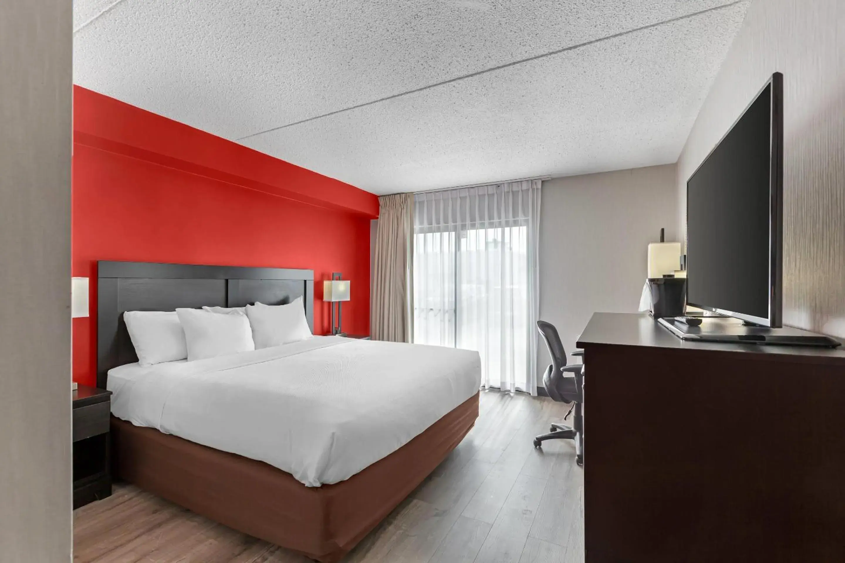 Bedroom, Bed in Quality Inn & Suites 5585 Ambler Drive Mississauga Ontario Bedroom, Bed in Quality Inn & Suites 5585 Ambler Drive Mississauga Ontario