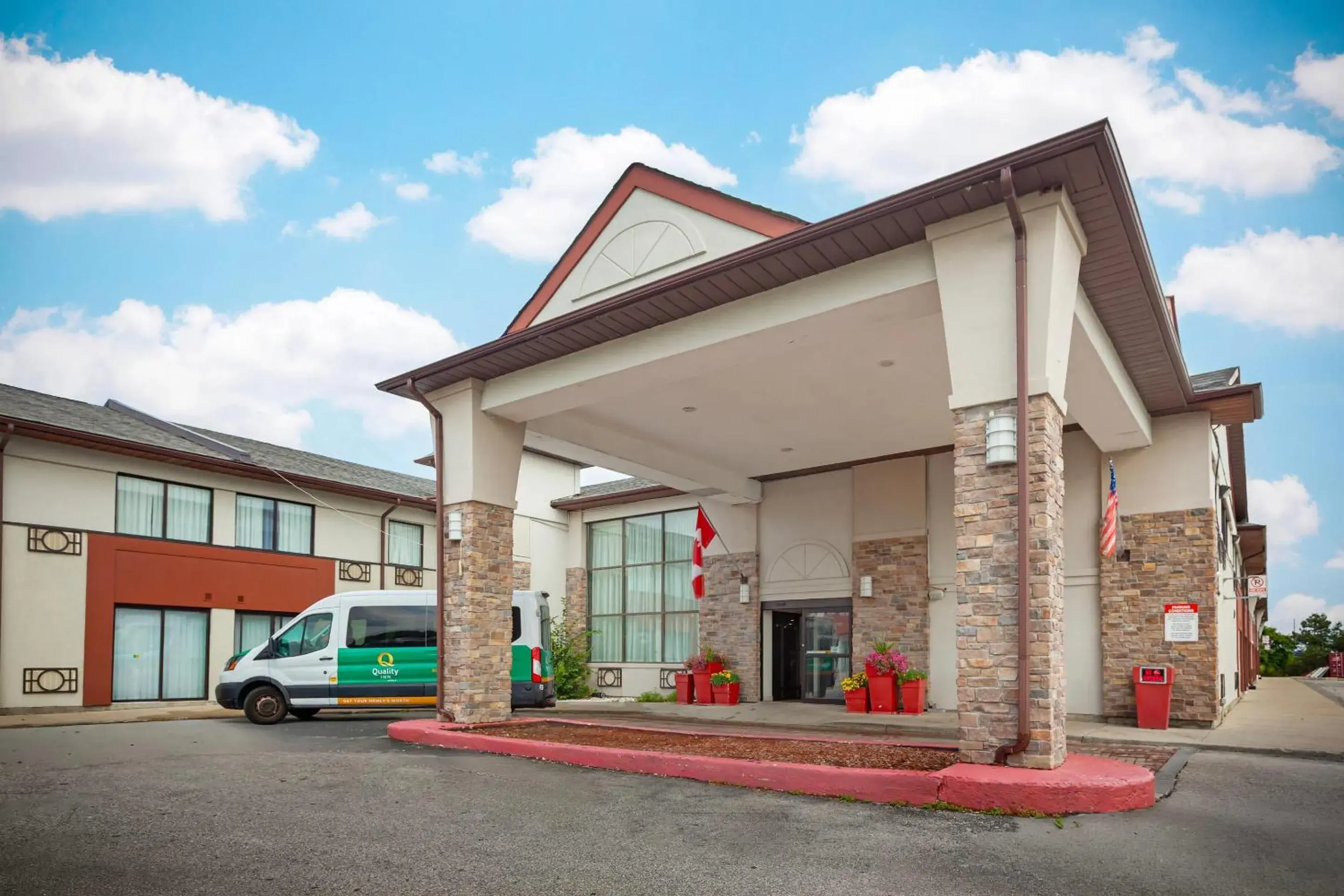 Property building in Quality Inn & Suites 5585 Ambler Drive Mississauga Ontario Property building in Quality Inn & Suites 5585 Ambler Drive Mississauga Ontario