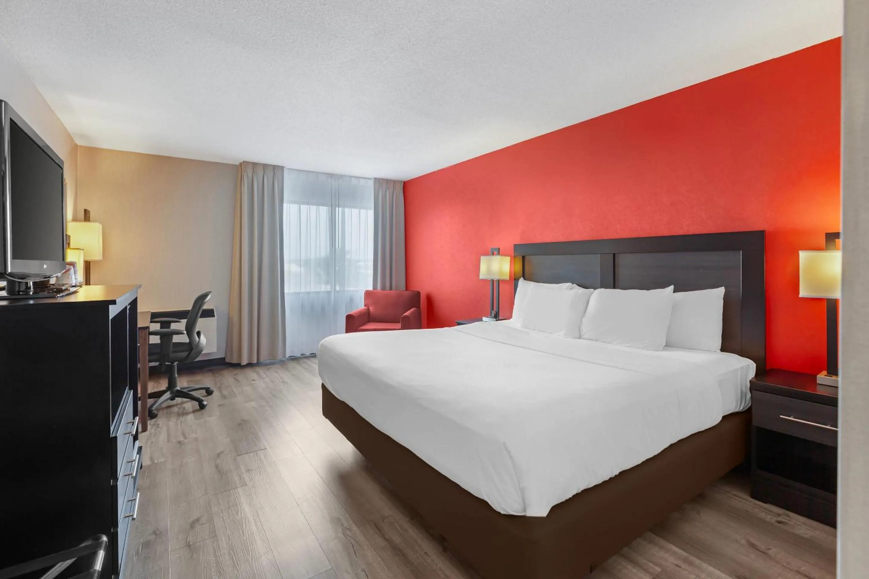 Bedroom, Bed in Quality Inn & Suites 5585 Ambler Drive Mississauga Ontario