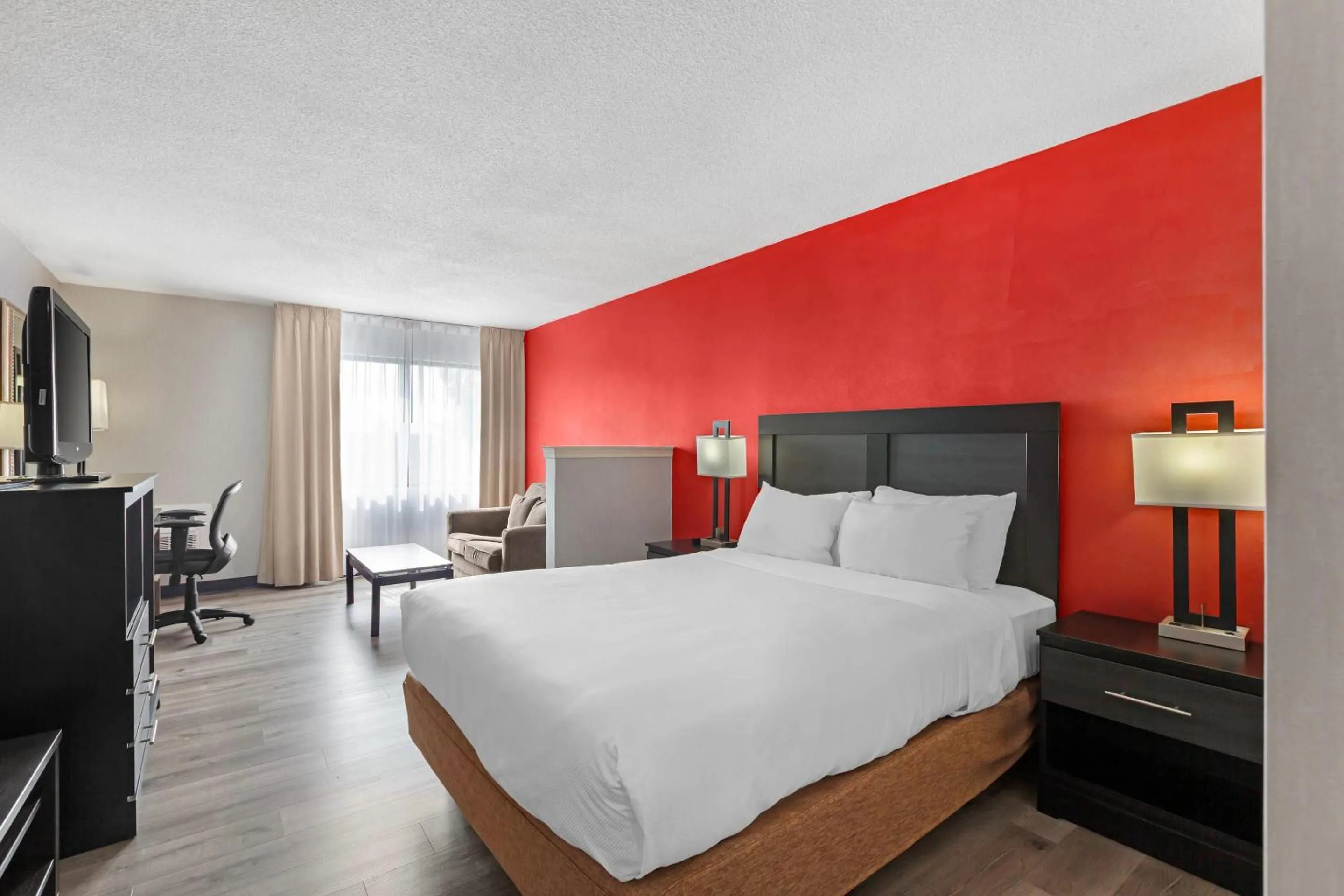 Bedroom, Bed in Quality Inn & Suites 5585 Ambler Drive Mississauga Ontario