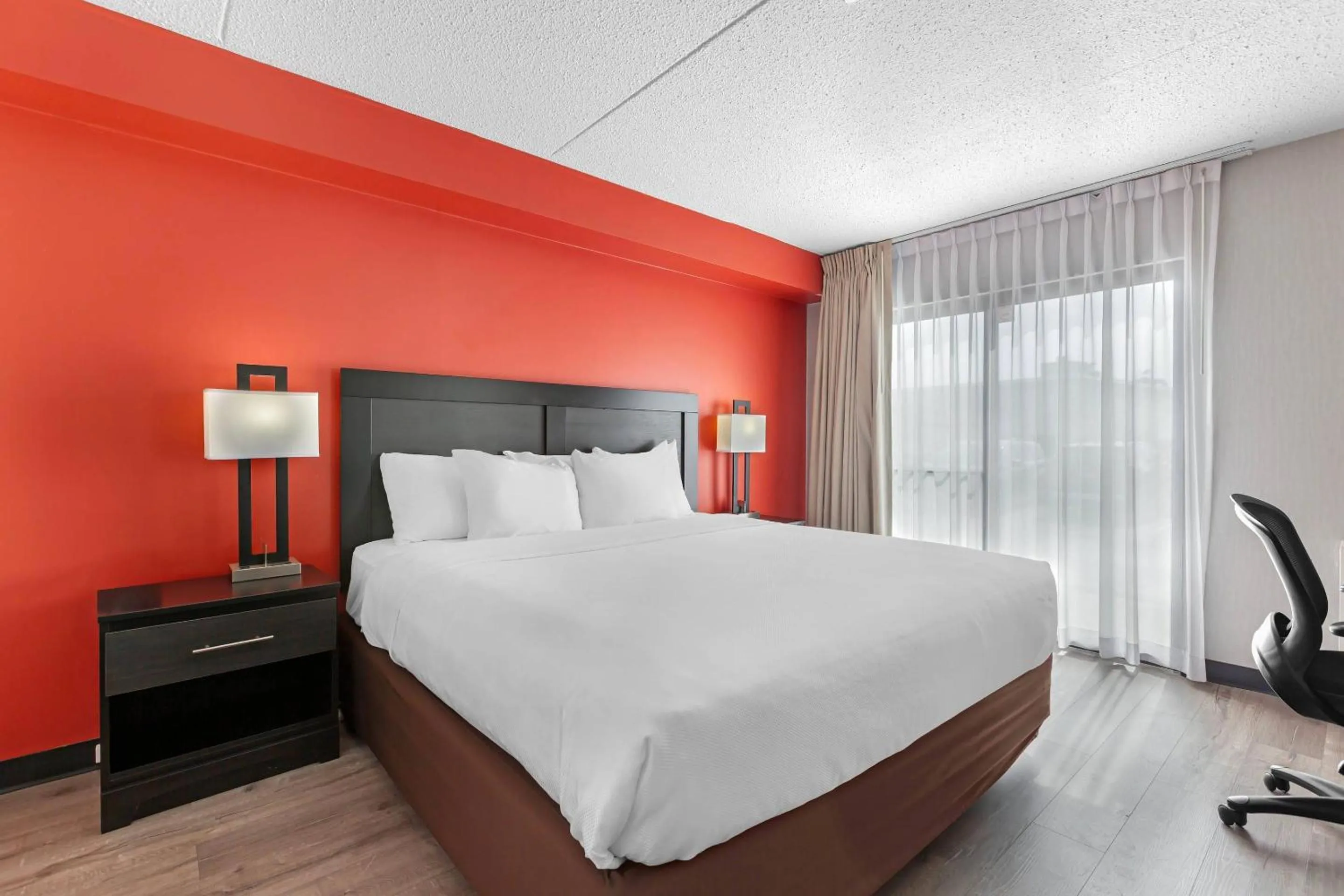 Bedroom, Bed in Quality Inn & Suites 5585 Ambler Drive Mississauga Ontario