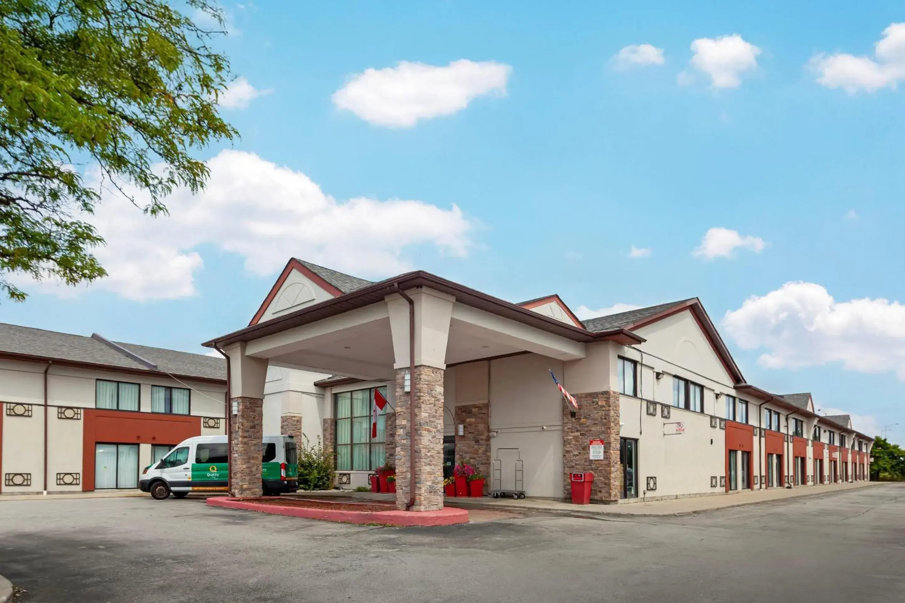 Property building in Quality Inn & Suites 5585 Ambler Drive Mississauga Ontario Property building in Quality Inn & Suites 5585 Ambler Drive Mississauga Ontario