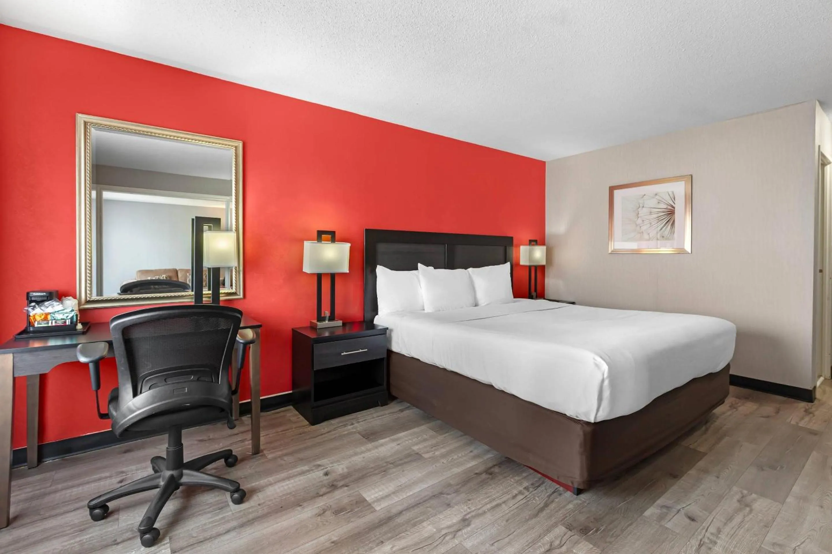 Bedroom, Bed in Quality Inn & Suites 5585 Ambler Drive Mississauga Ontario