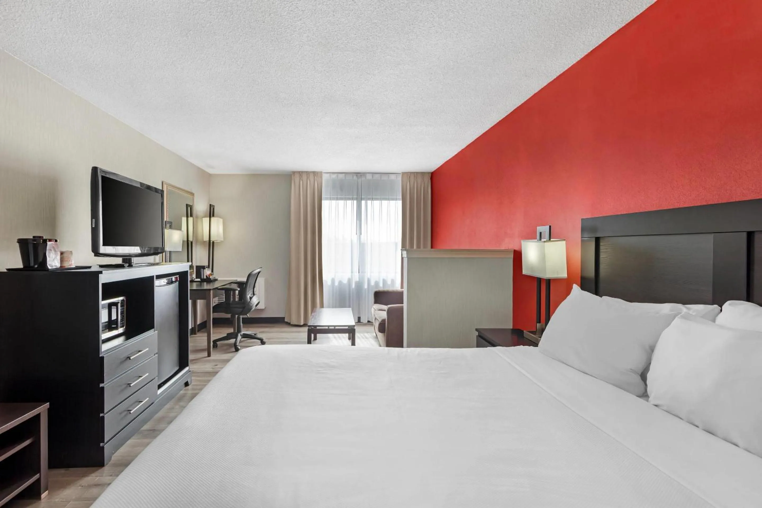 Bedroom, Bed in Quality Inn & Suites 5585 Ambler Drive Mississauga Ontario