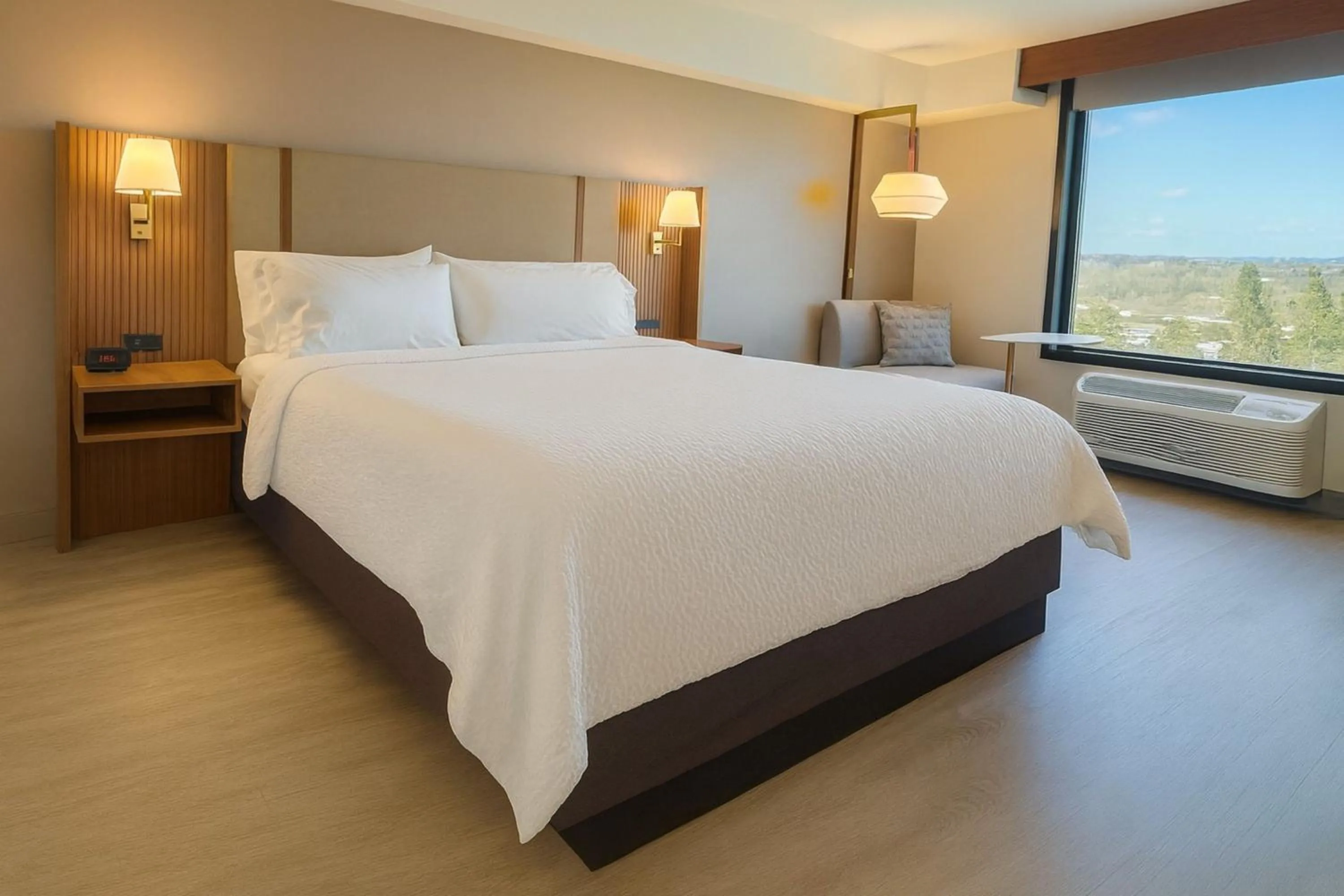 Photo of the whole room, Bed in Holiday Inn & Suites Mississauga West - Meadowvale by IHG