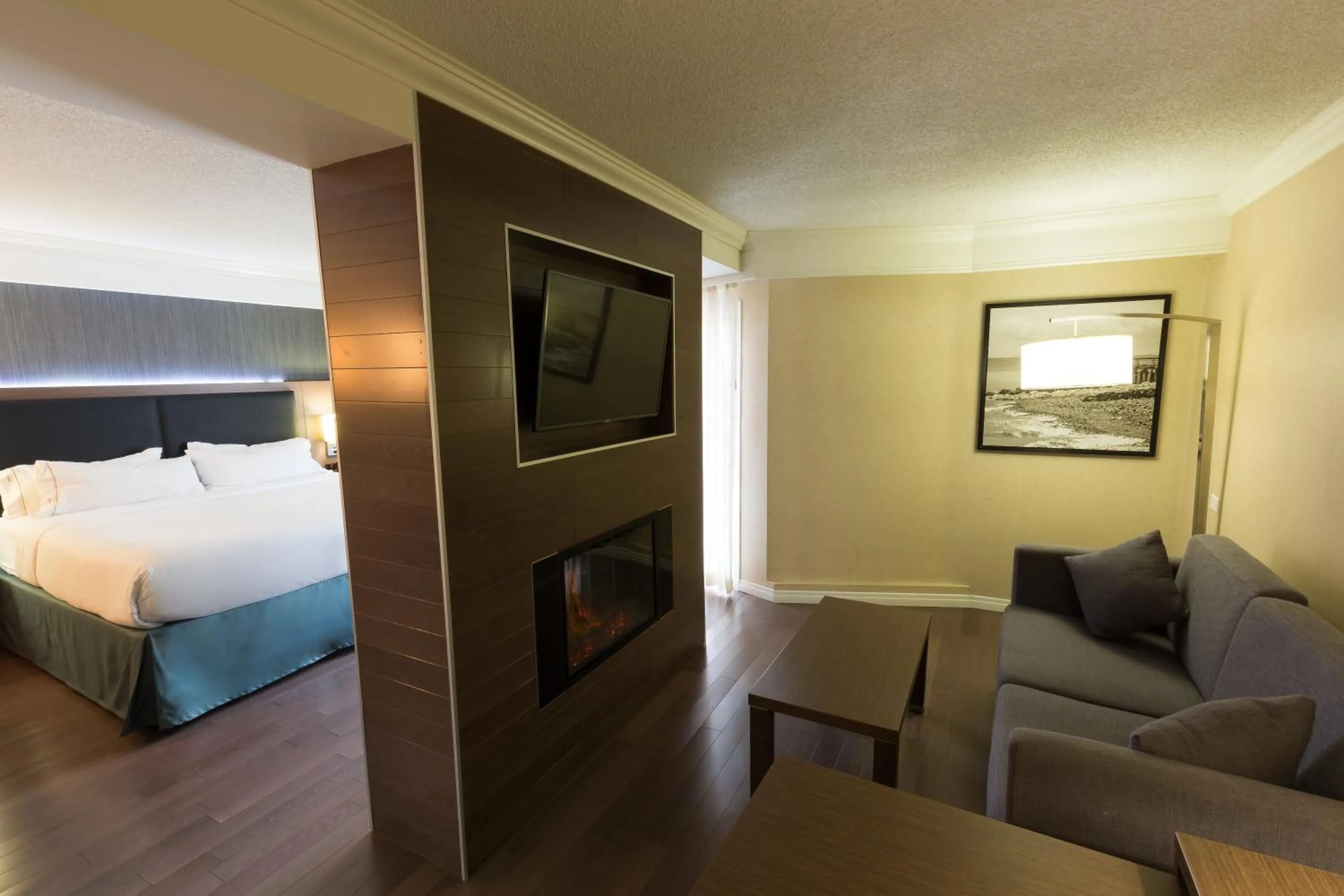 Photo of the whole room, Bed in Holiday Inn Express Edmonton Downtown by IHG