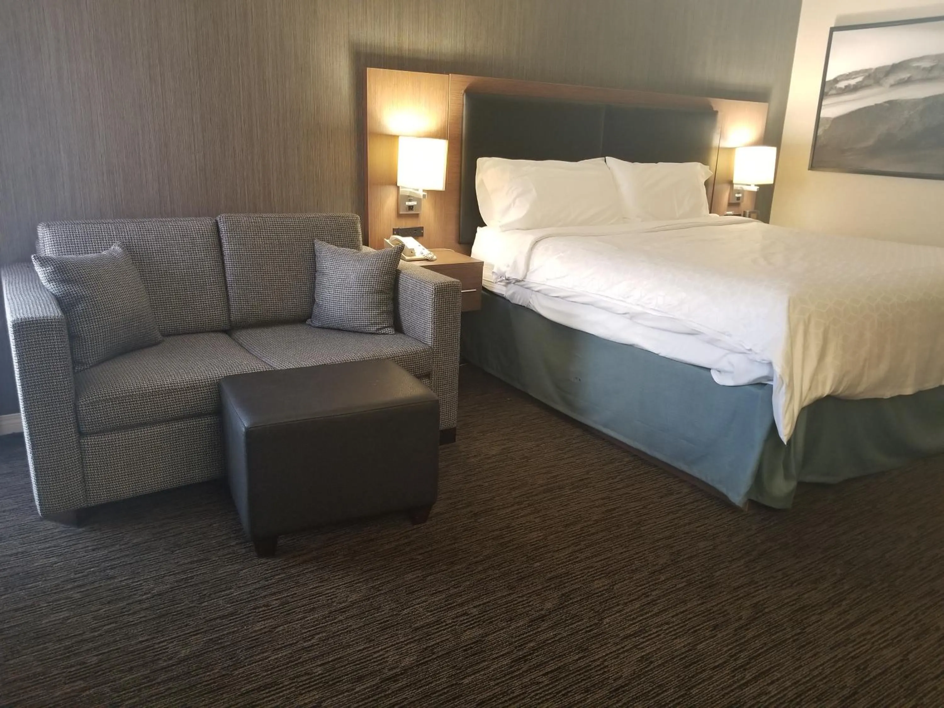 Photo of the whole room, Bed in Holiday Inn Express Edmonton Downtown by IHG