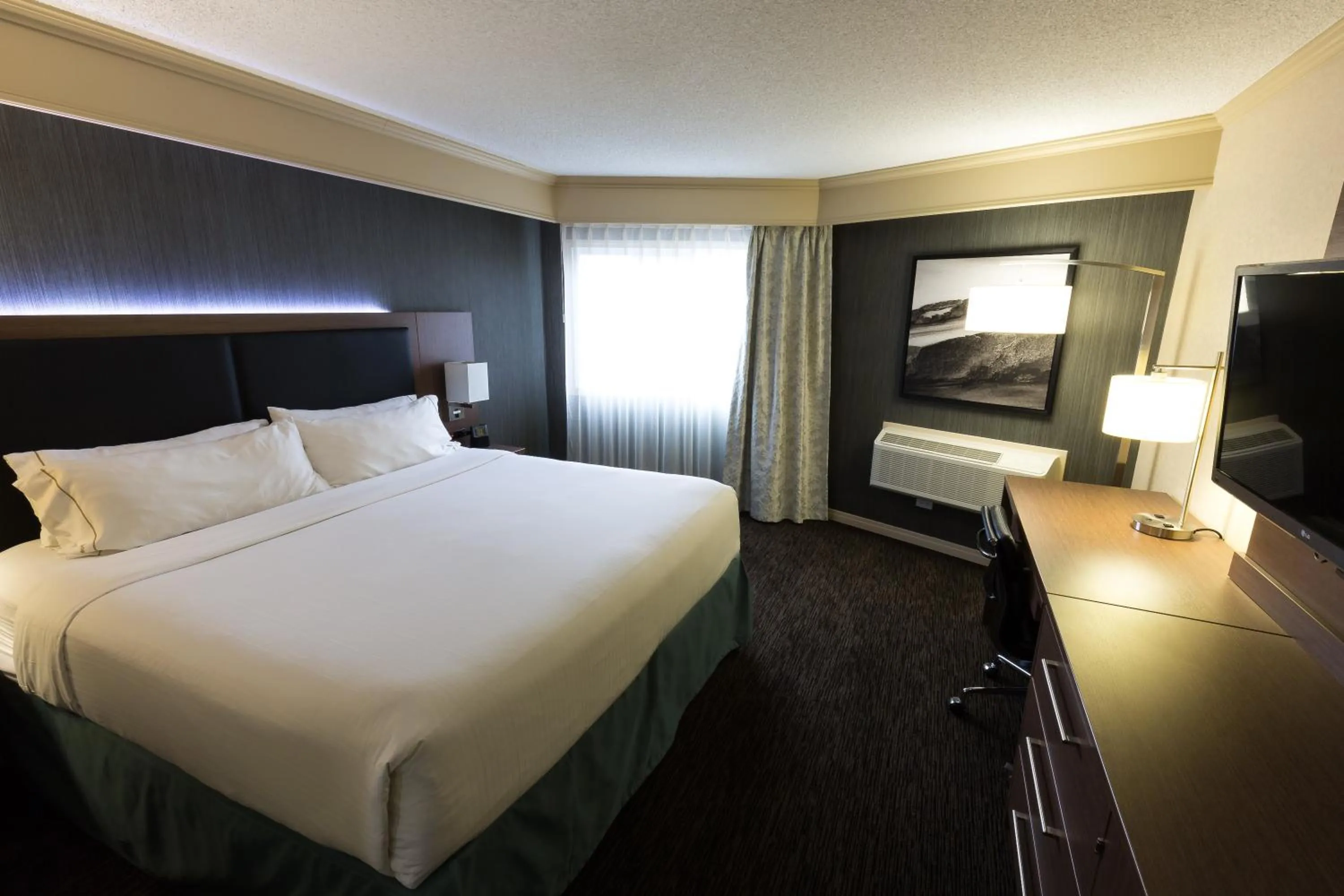 Photo of the whole room, Bed in Holiday Inn Express Edmonton Downtown by IHG