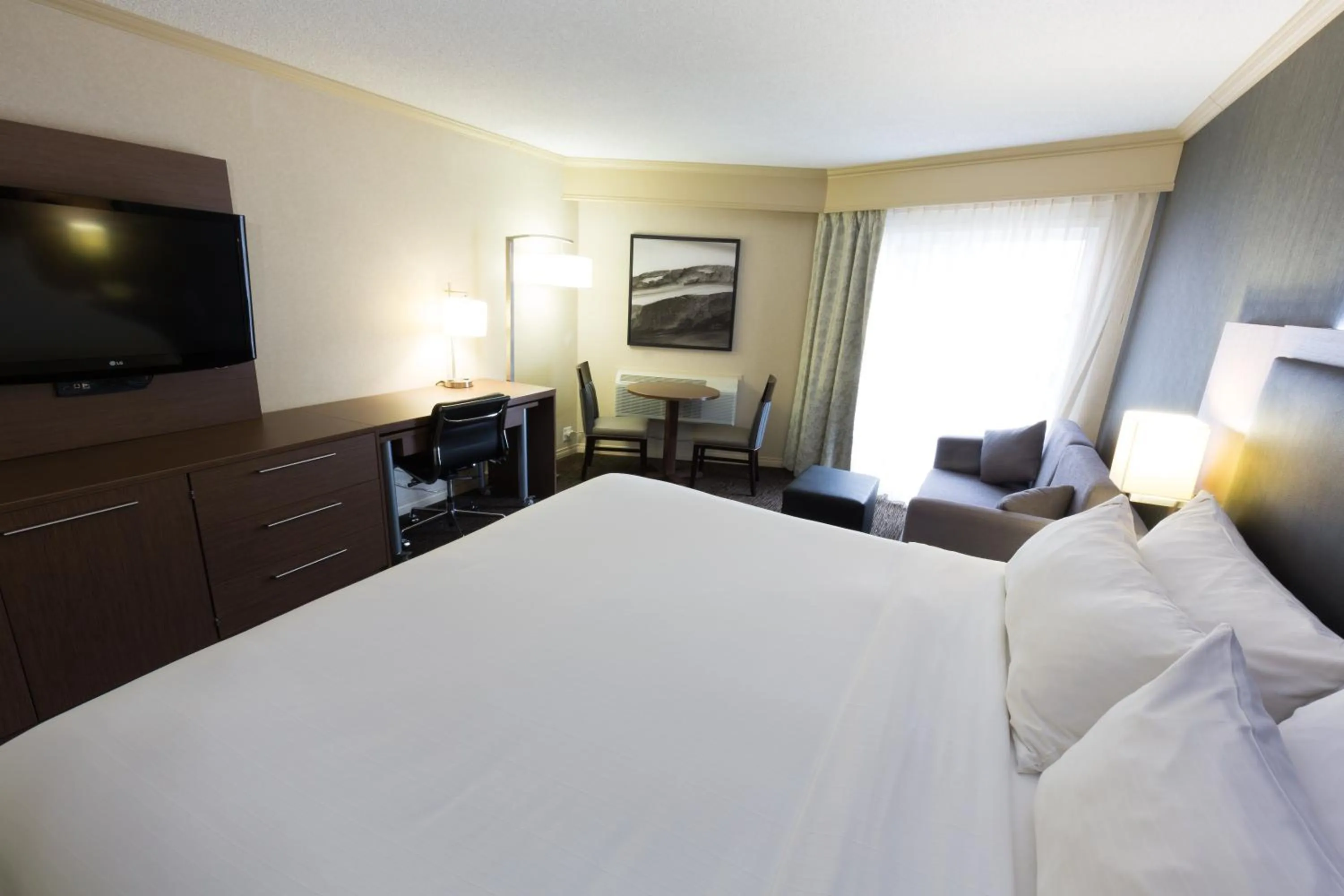 Photo of the whole room, Bed in Holiday Inn Express Edmonton Downtown by IHG