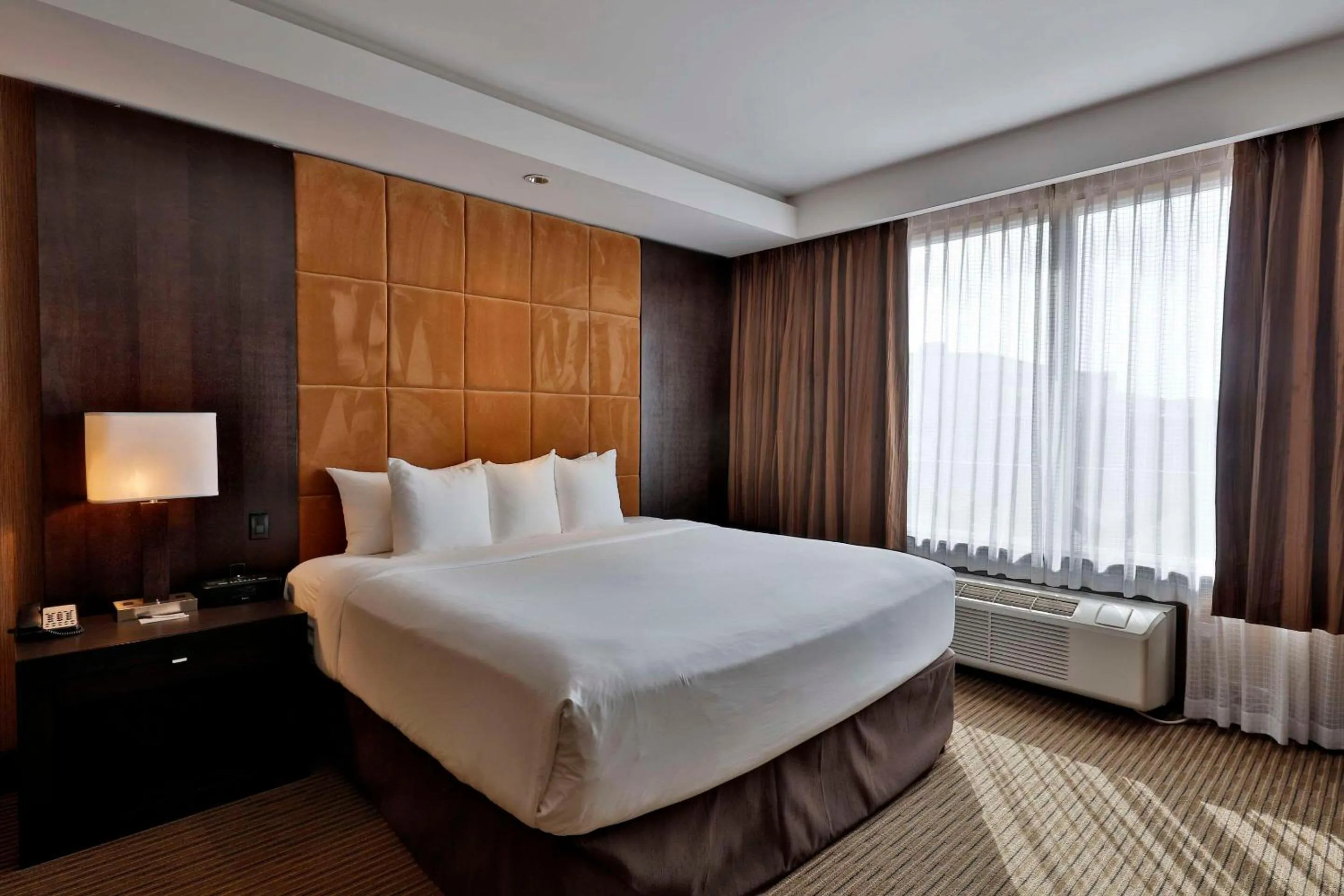 Bedroom, Bed in Edmonton Hotel & Convention Center Edmonton