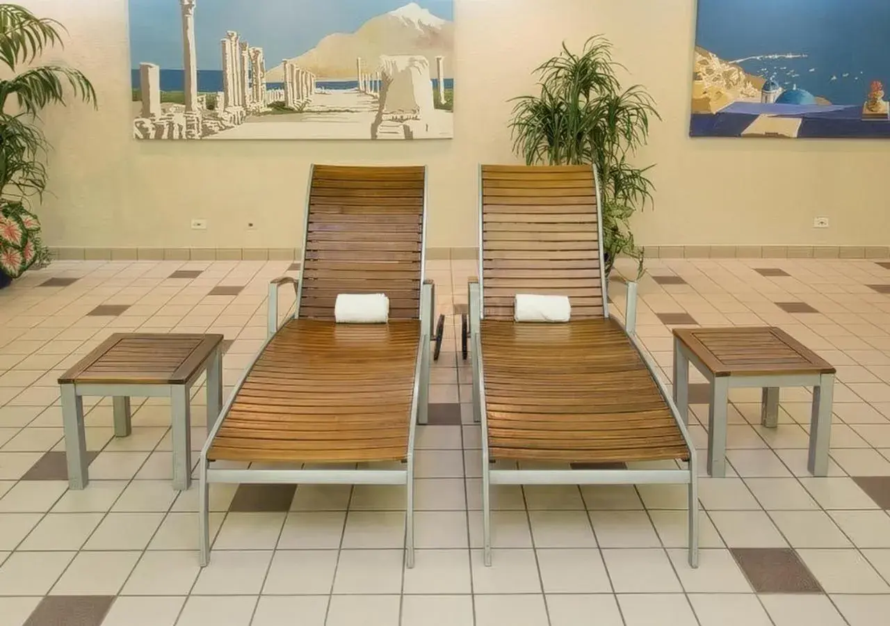 Swimming pool in Edmonton Hotel & Convention Center Edmonton Swimming pool in Edmonton Hotel & Convention Center Edmonton