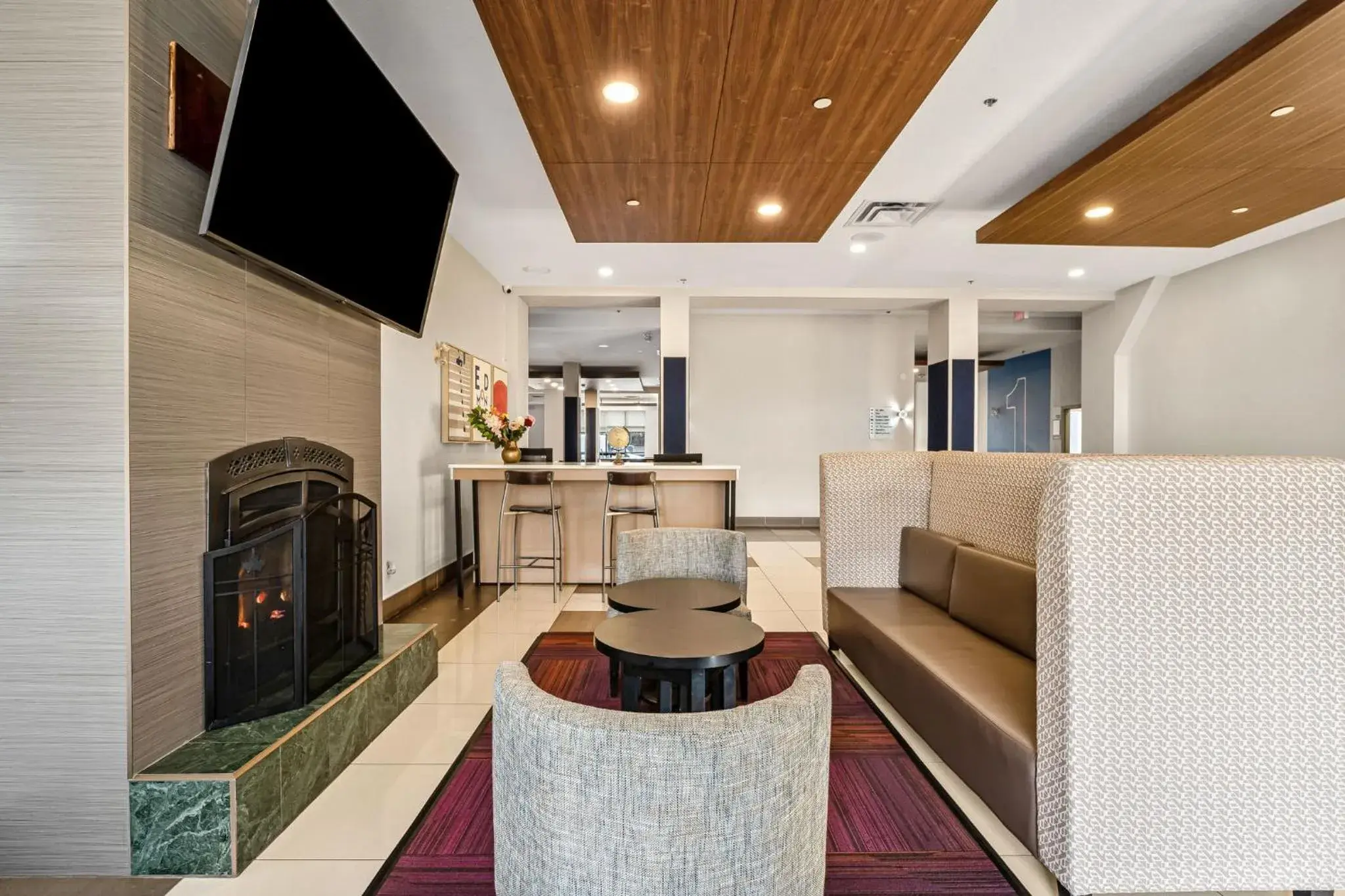 Property building in Holiday Inn Express Hotel & Suites-Edmonton South by IHG Property building in Holiday Inn Express Hotel & Suites-Edmonton South by IHG