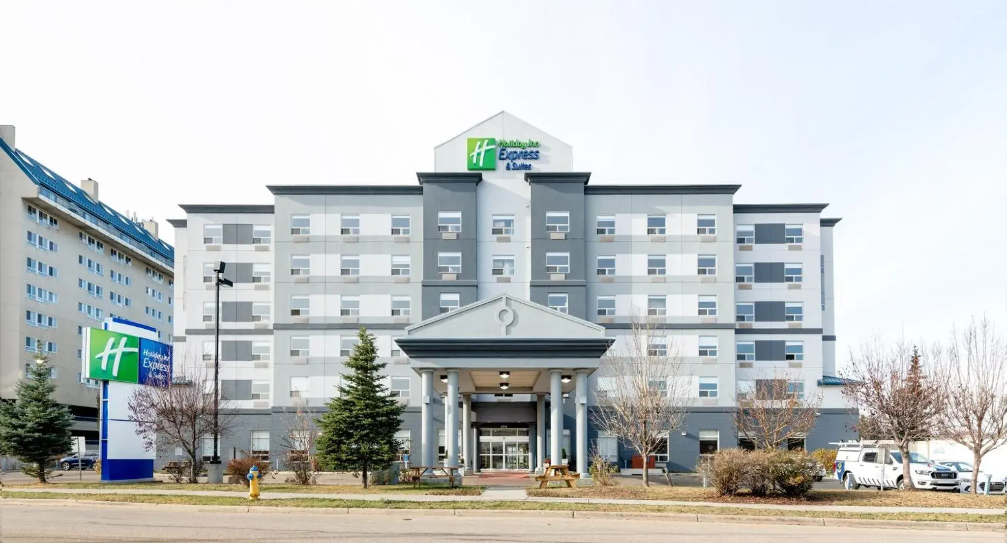 Property building in Holiday Inn Express Hotel & Suites-Edmonton South by IHG Property building in Holiday Inn Express Hotel & Suites-Edmonton South by IHG