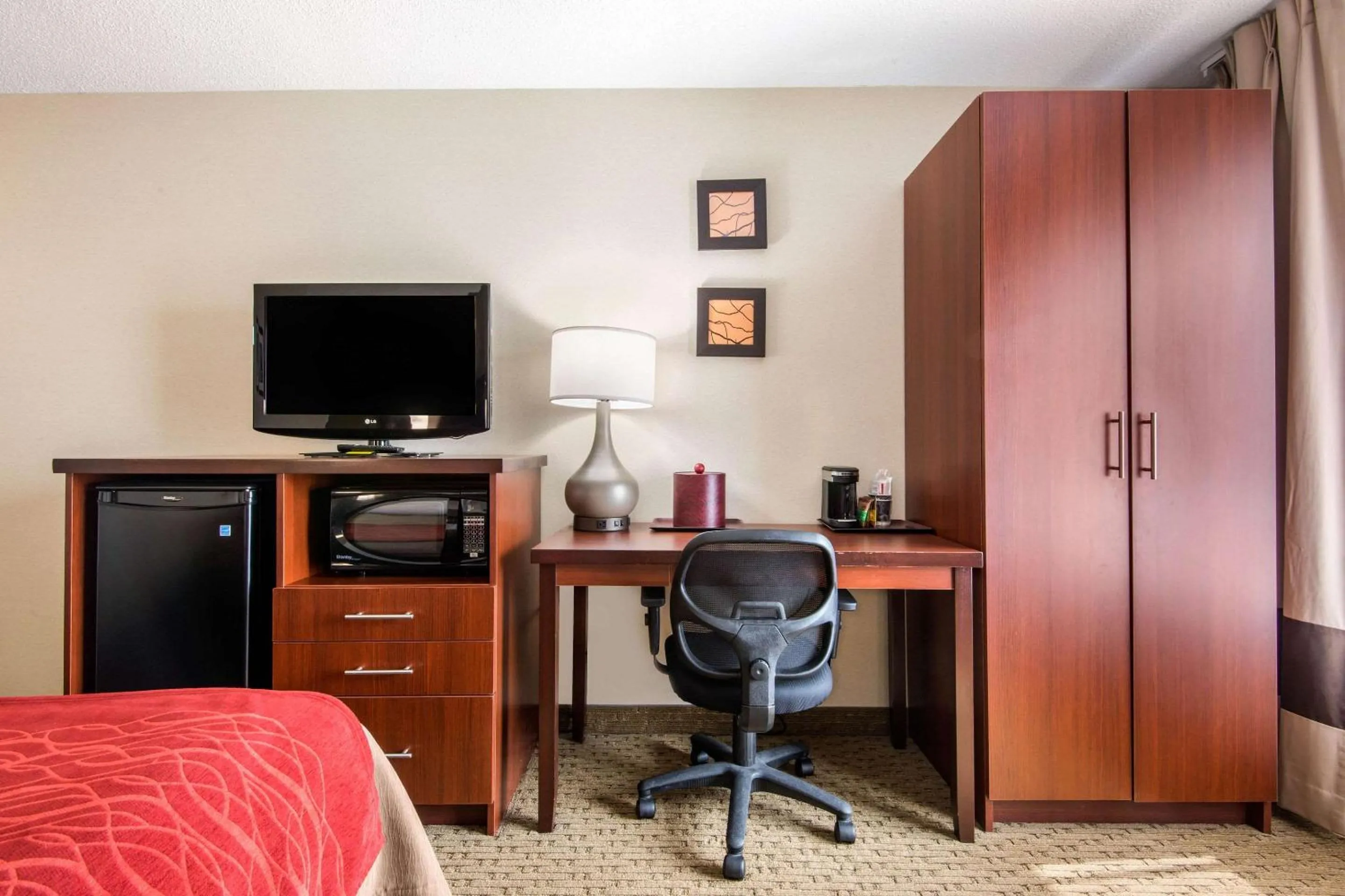 Photo of the whole room in Comfort Inn Airport West