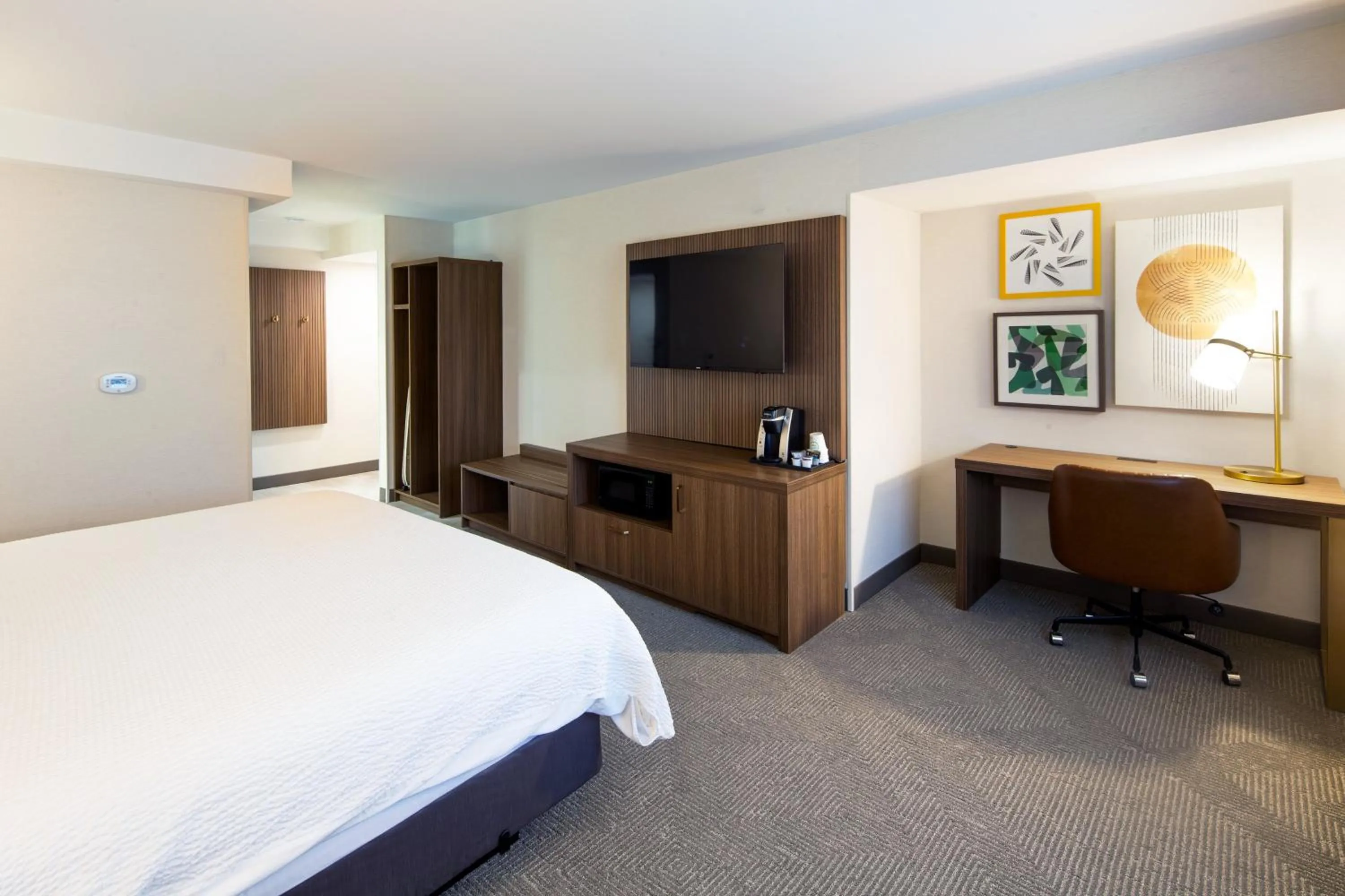 Photo of the whole room, Bed in Holiday Inn Hinton by IHG