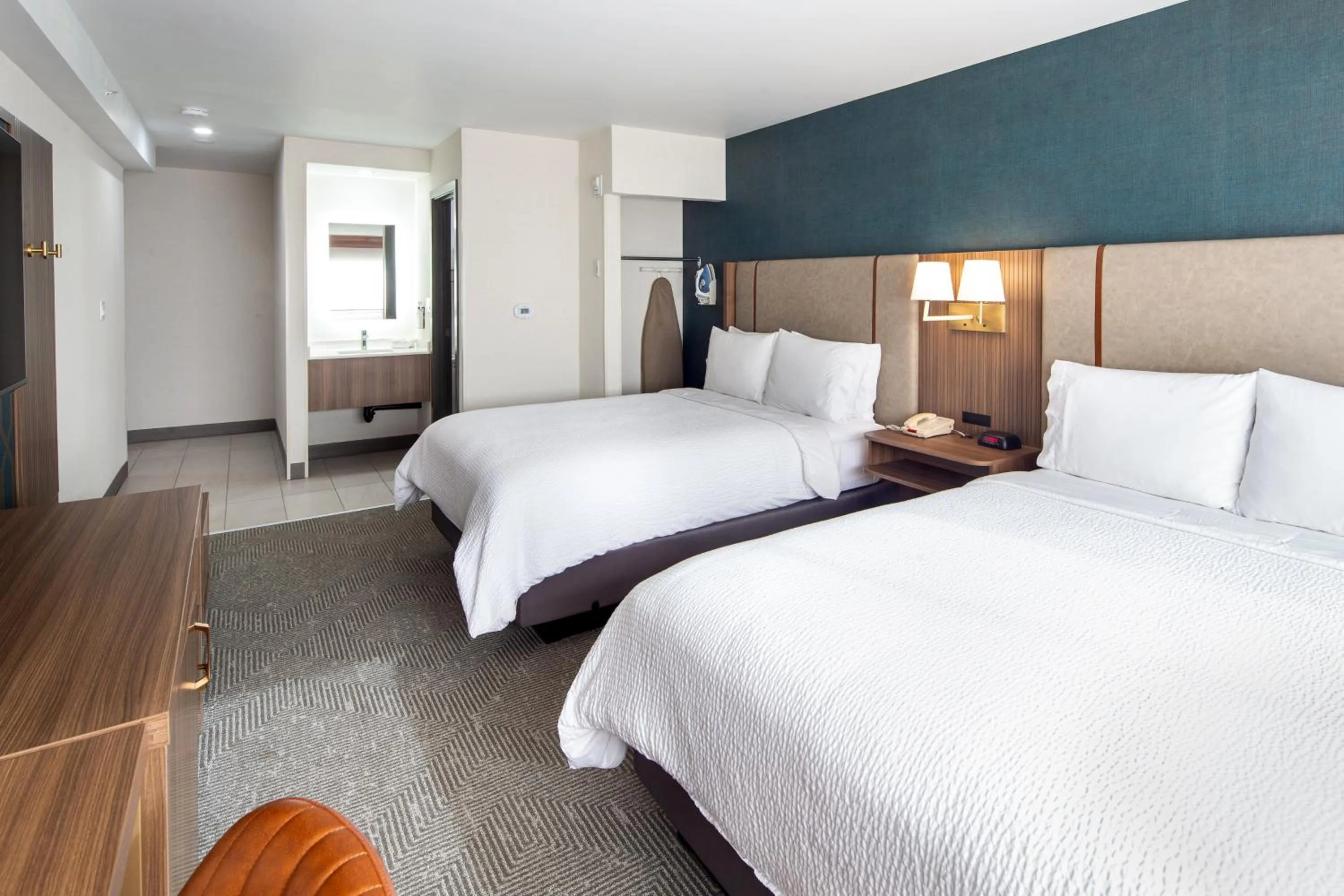 Photo of the whole room, Bed in Holiday Inn Hinton by IHG