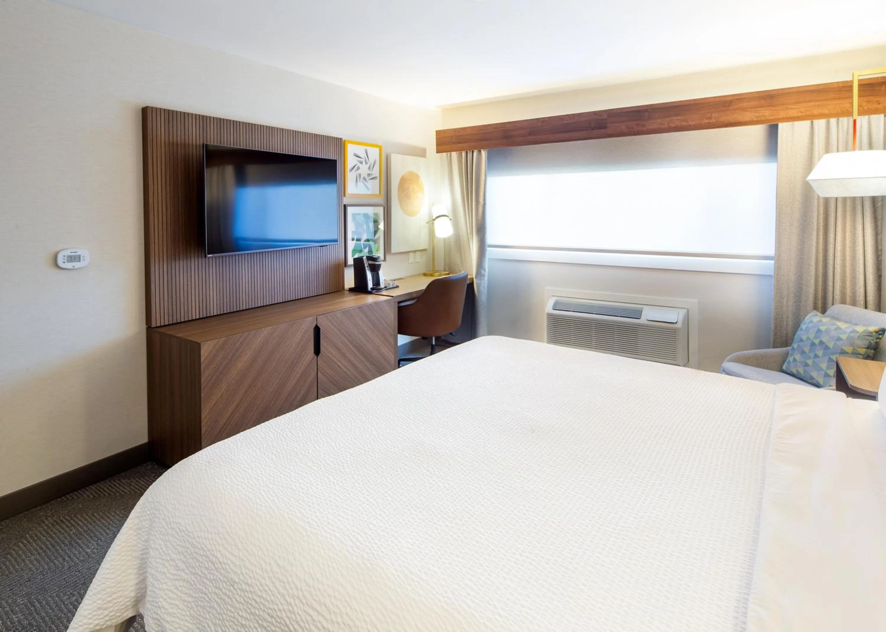 Photo of the whole room, Bed in Holiday Inn Hinton by IHG