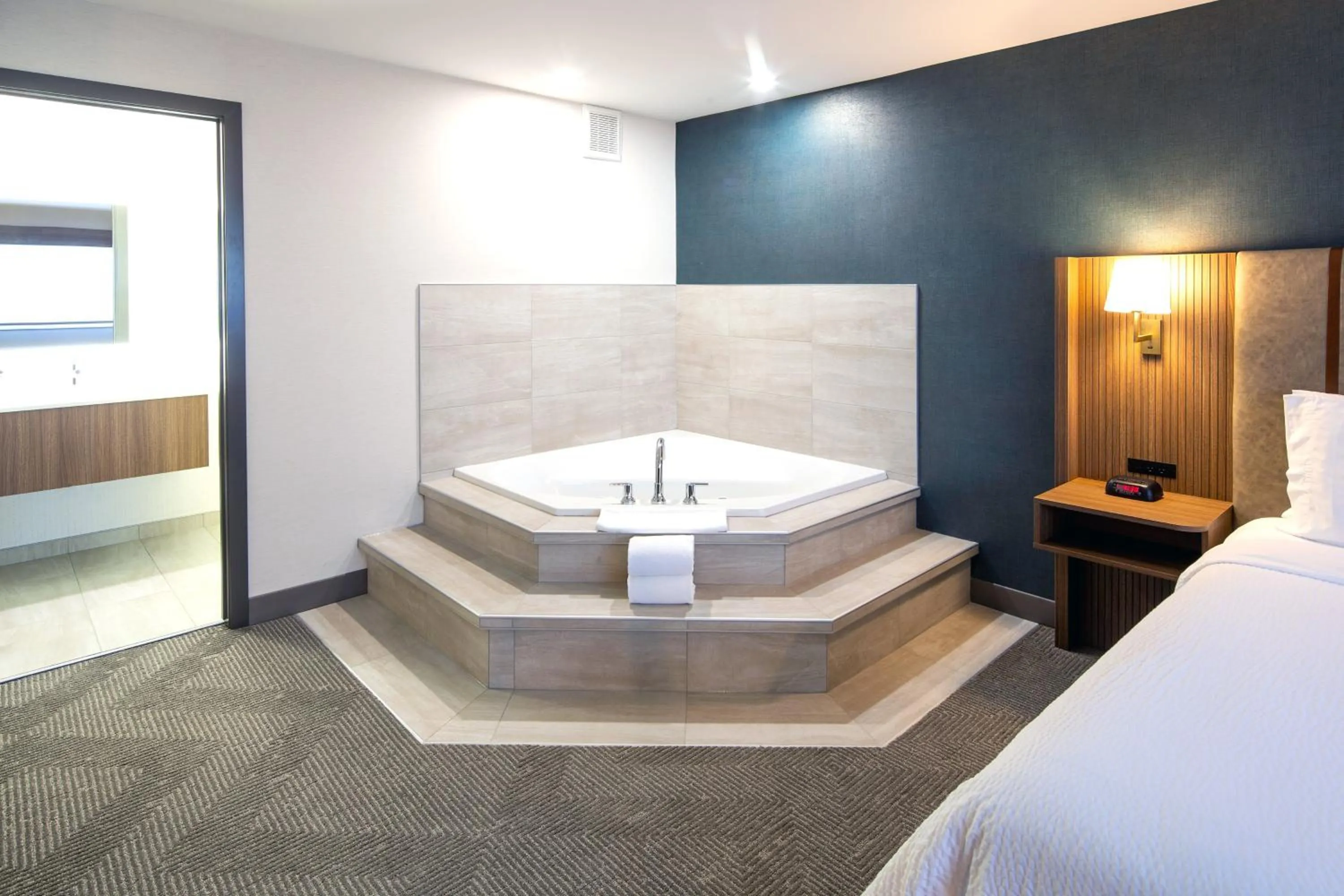 Photo of the whole room, Bed in Holiday Inn Hinton by IHG